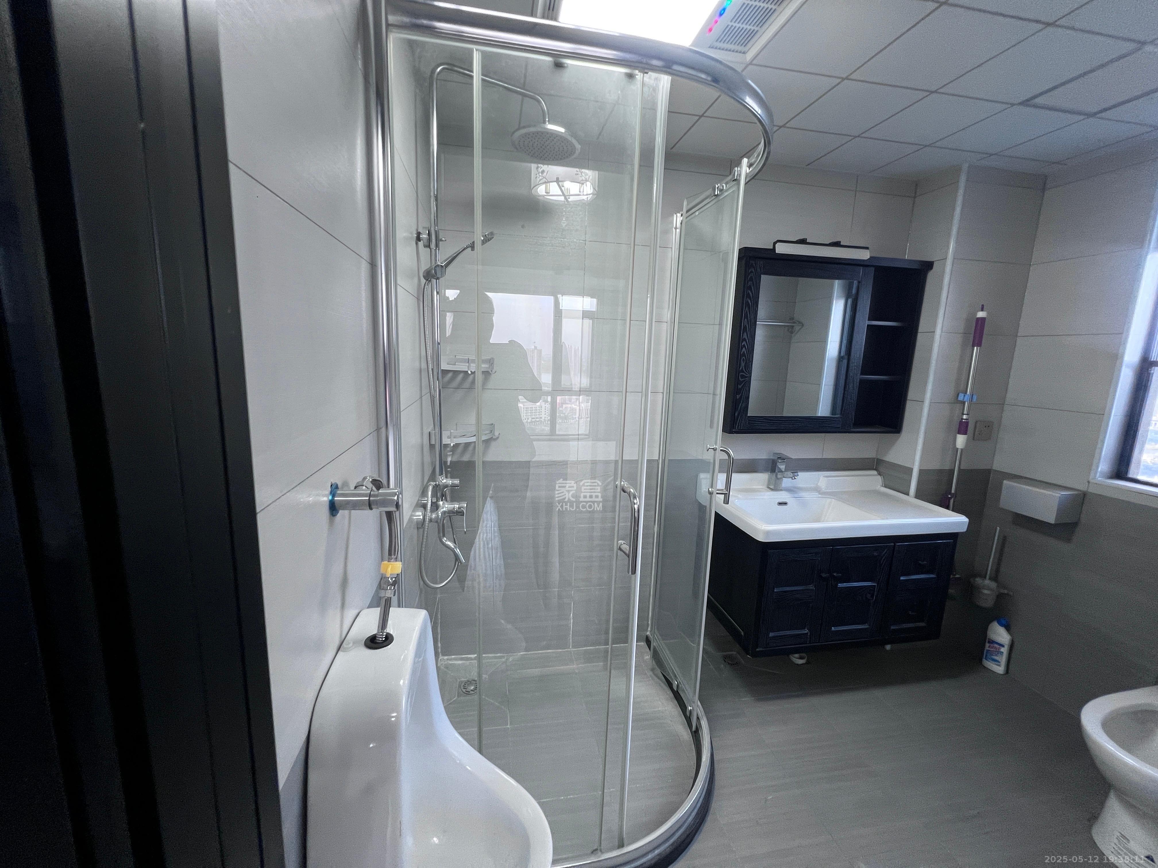 湾田九华湖畔壹号 5室2厅2卫 138.0万 湾田九华湖畔壹号 5室2厅2卫 138.0万客厅