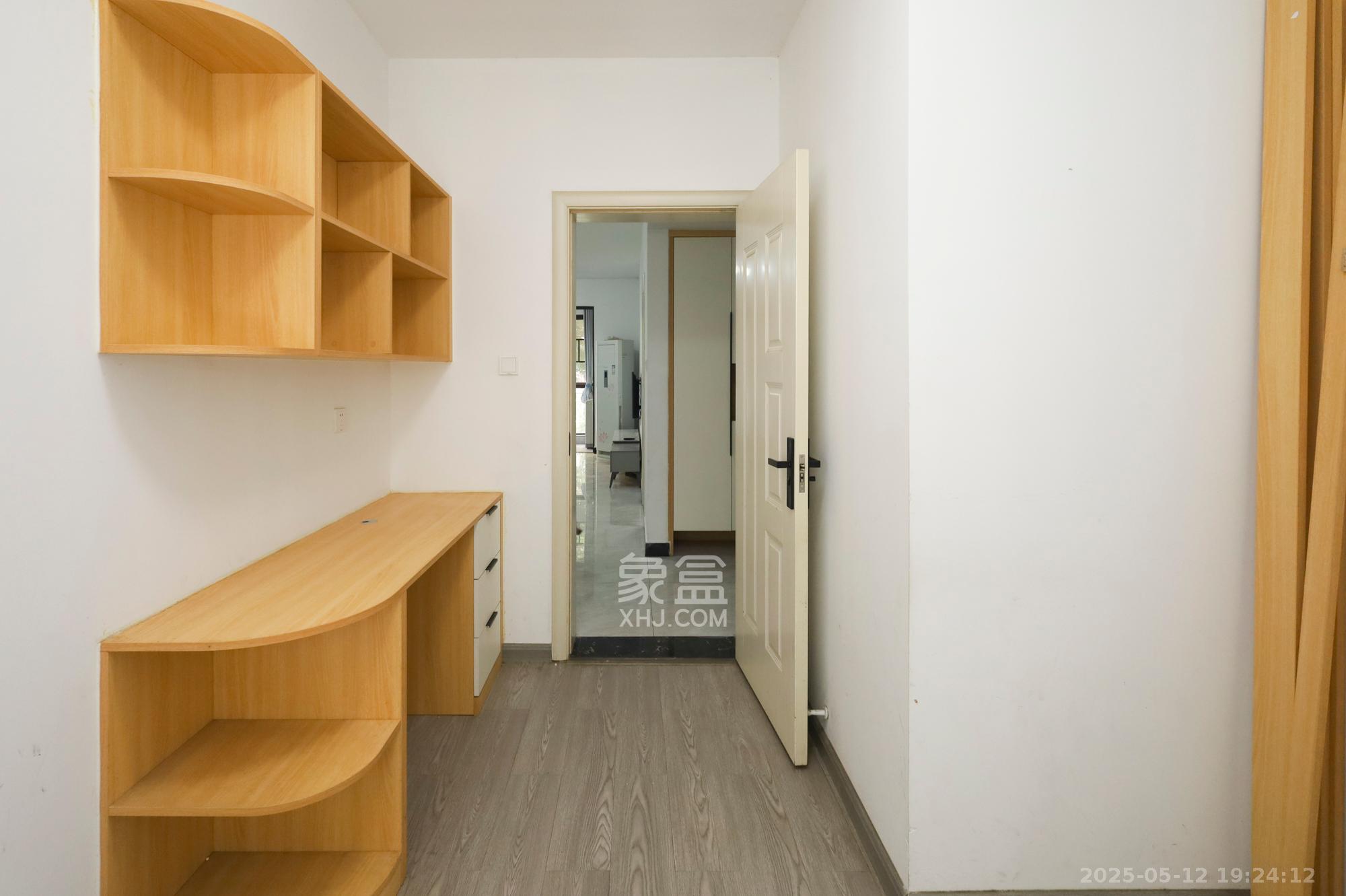 绿地海外滩二期 3室2厅2卫 60.0万 绿地海外滩二期 3室2厅2卫 60.0万卧室