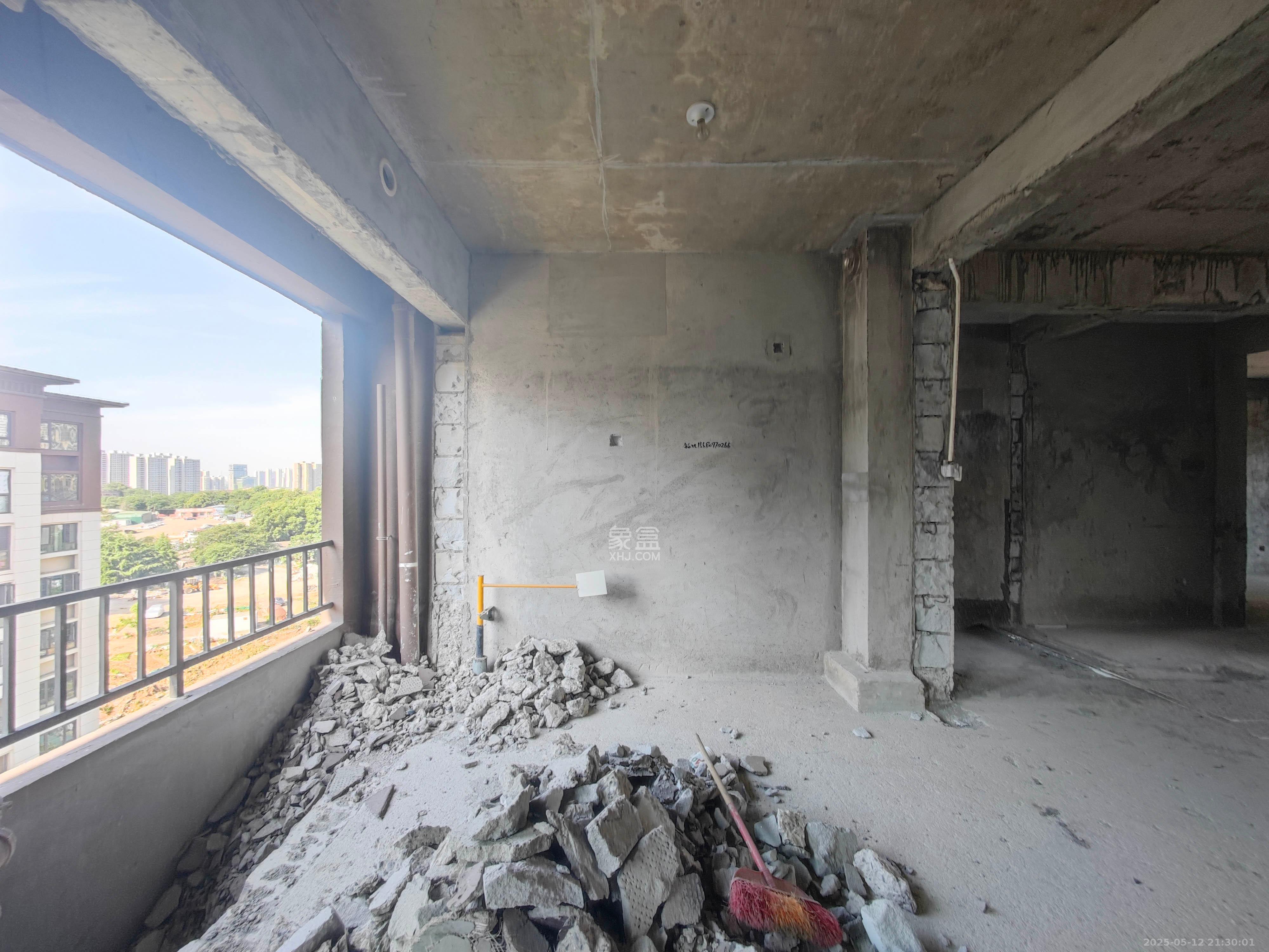 远洋红星天铂一期 6室2厅3卫 225.0万 远洋红星天铂一期 6室2厅3卫 225.0万阳台