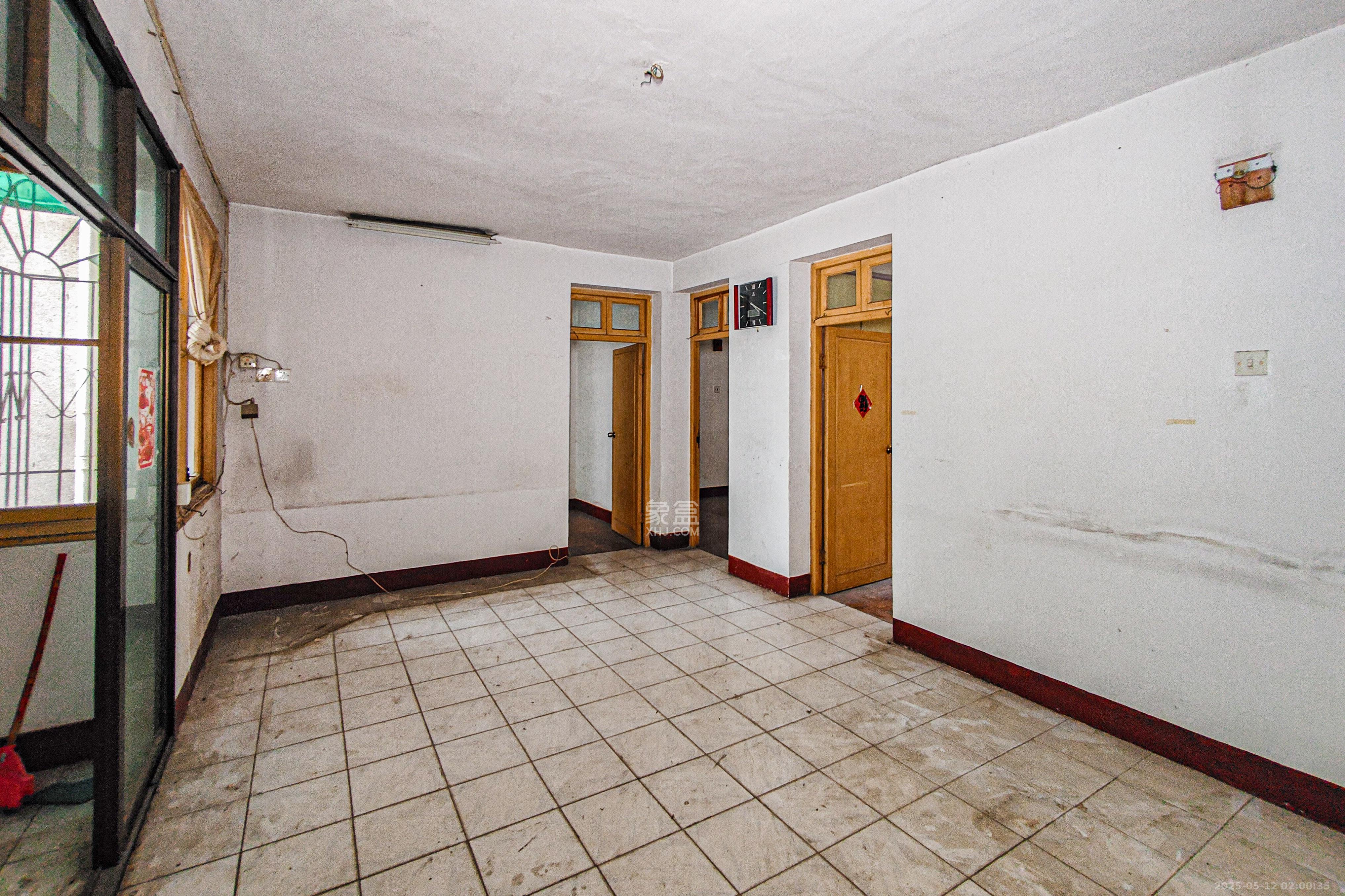 造纸厂宿舍  3室2厅1卫    62.0万 造纸厂宿舍  3室2厅1卫    62.0万客厅