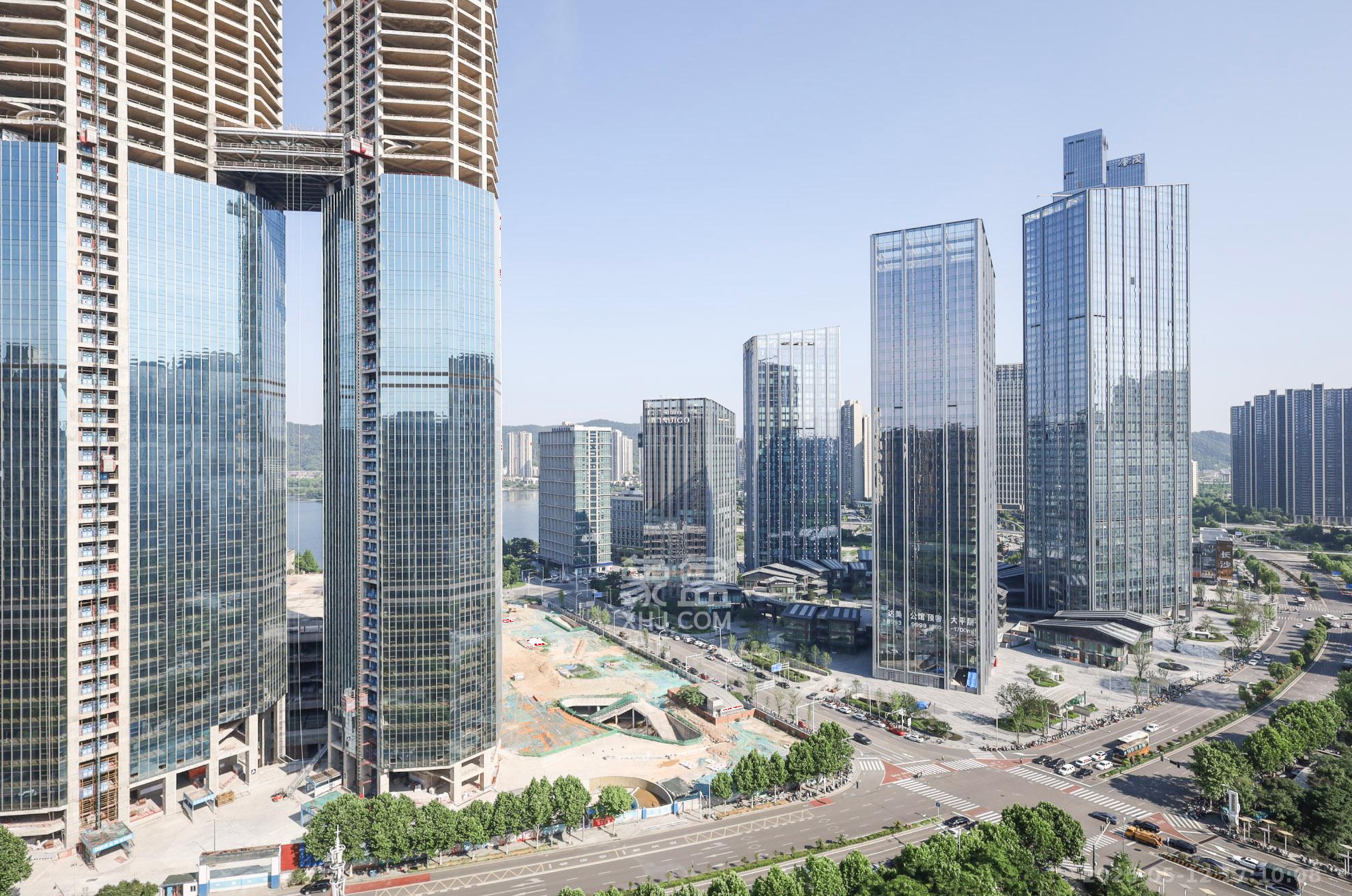 中国铁建梅溪青秀二期  3室2厅2卫    140.0万阳台