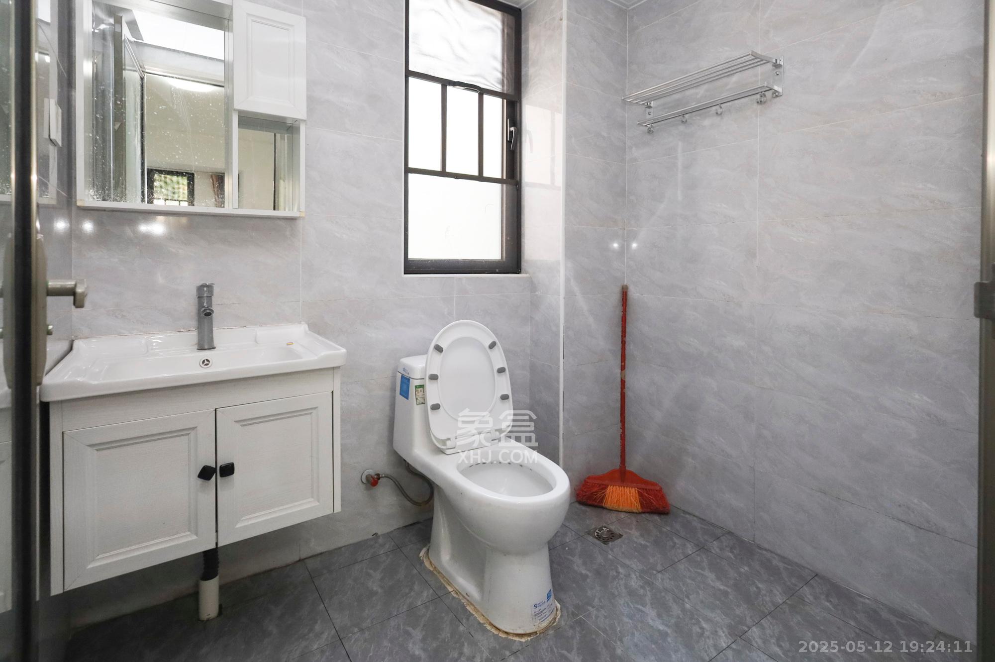 绿地海外滩二期 3室2厅2卫 60.0万 绿地海外滩二期 3室2厅2卫 60.0万卫生间