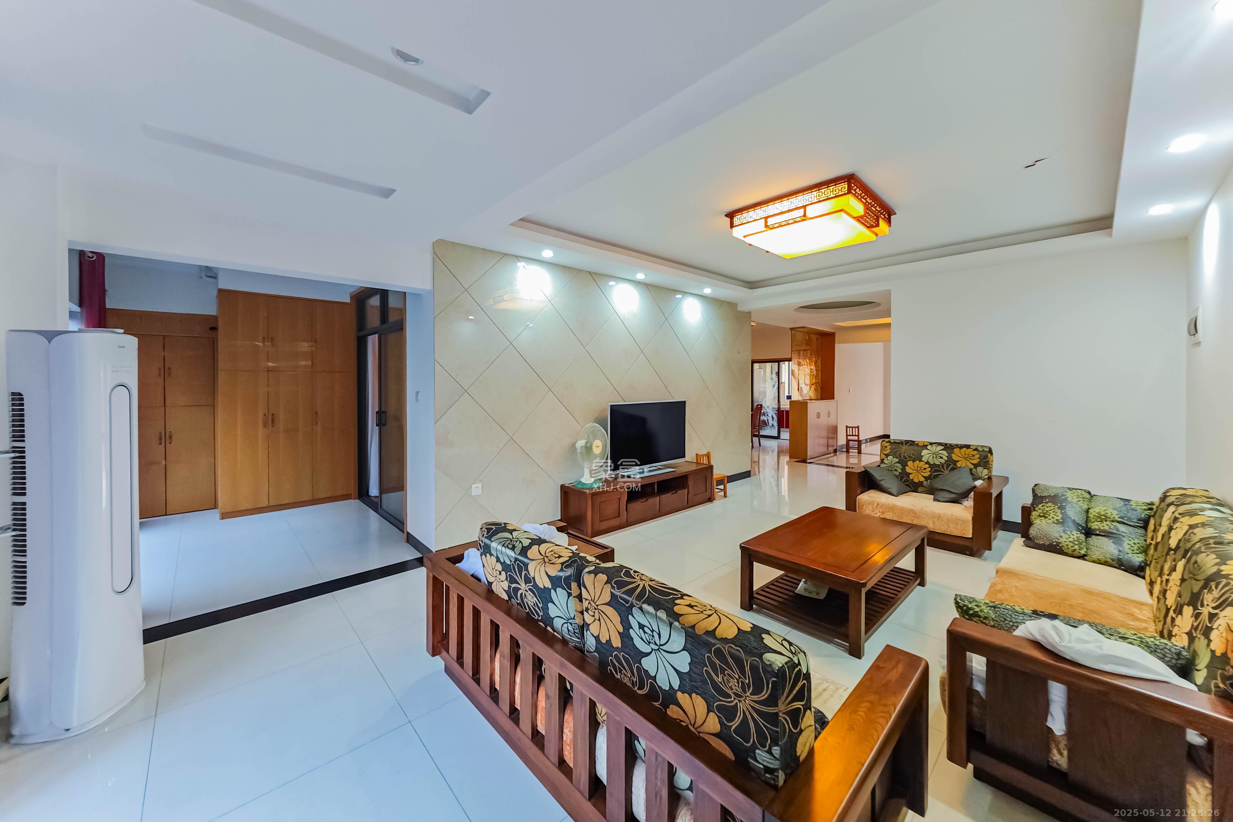 中城丽景香山园 3室2厅2卫 155.0万 中城丽景香山园 3室2厅2卫 155.0万客厅