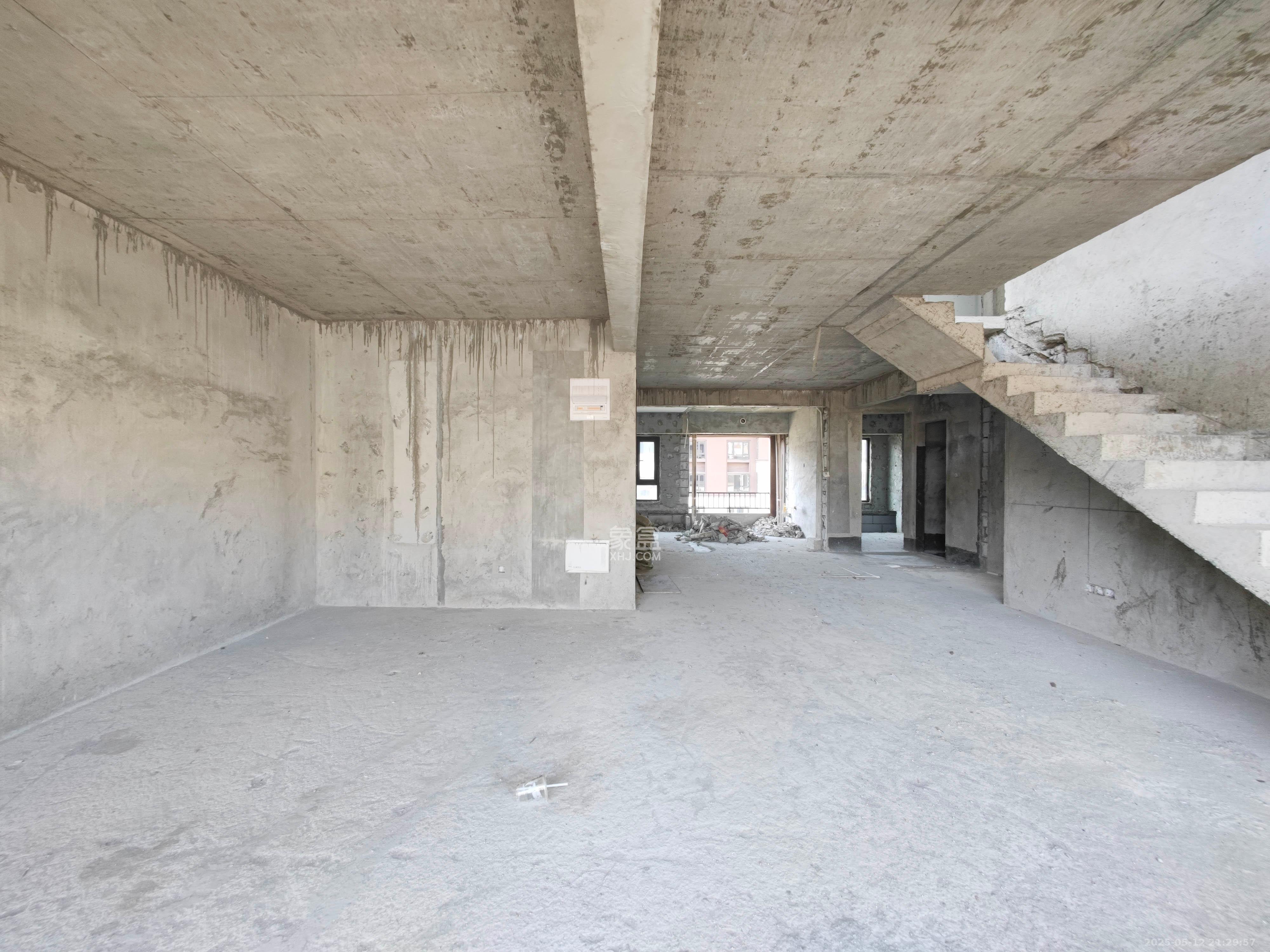 远洋红星天铂一期 6室2厅3卫 225.0万 远洋红星天铂一期 6室2厅3卫 225.0万客厅