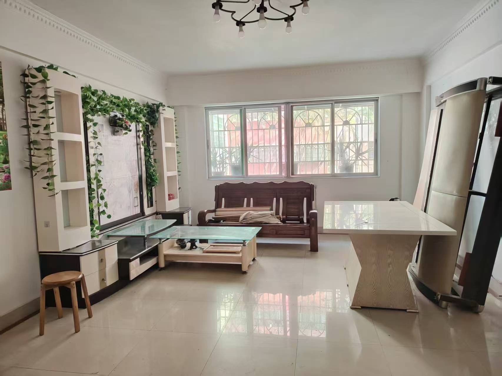 琼苑广场  3室2厅1卫    2000.0元/月 琼苑广场  3室2厅1卫    2000.0元/月室内图