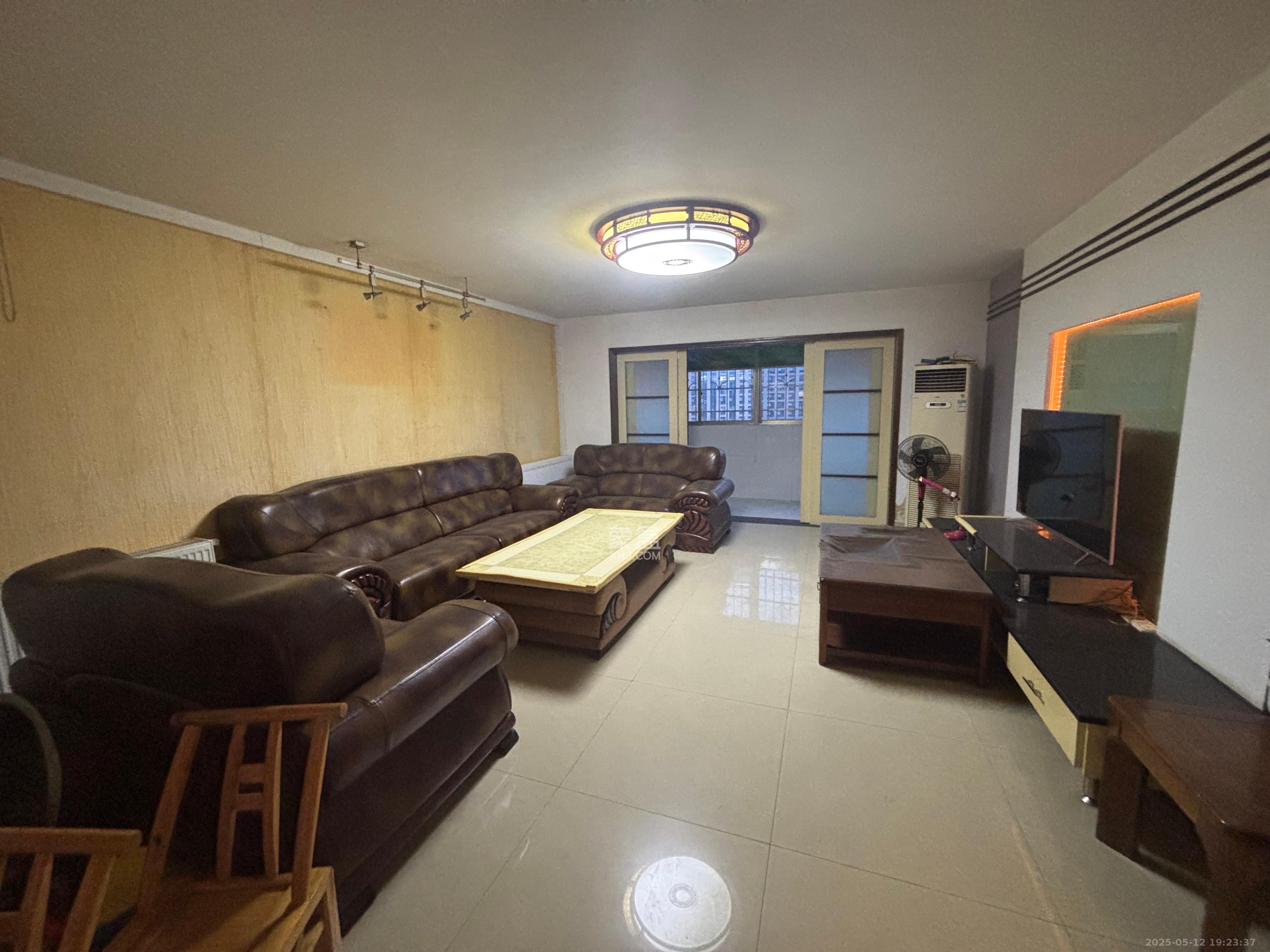 裕南大厦 4室1厅2卫 3500.0元/月 裕南大厦 4室1厅2卫 3500.0元/月室内图