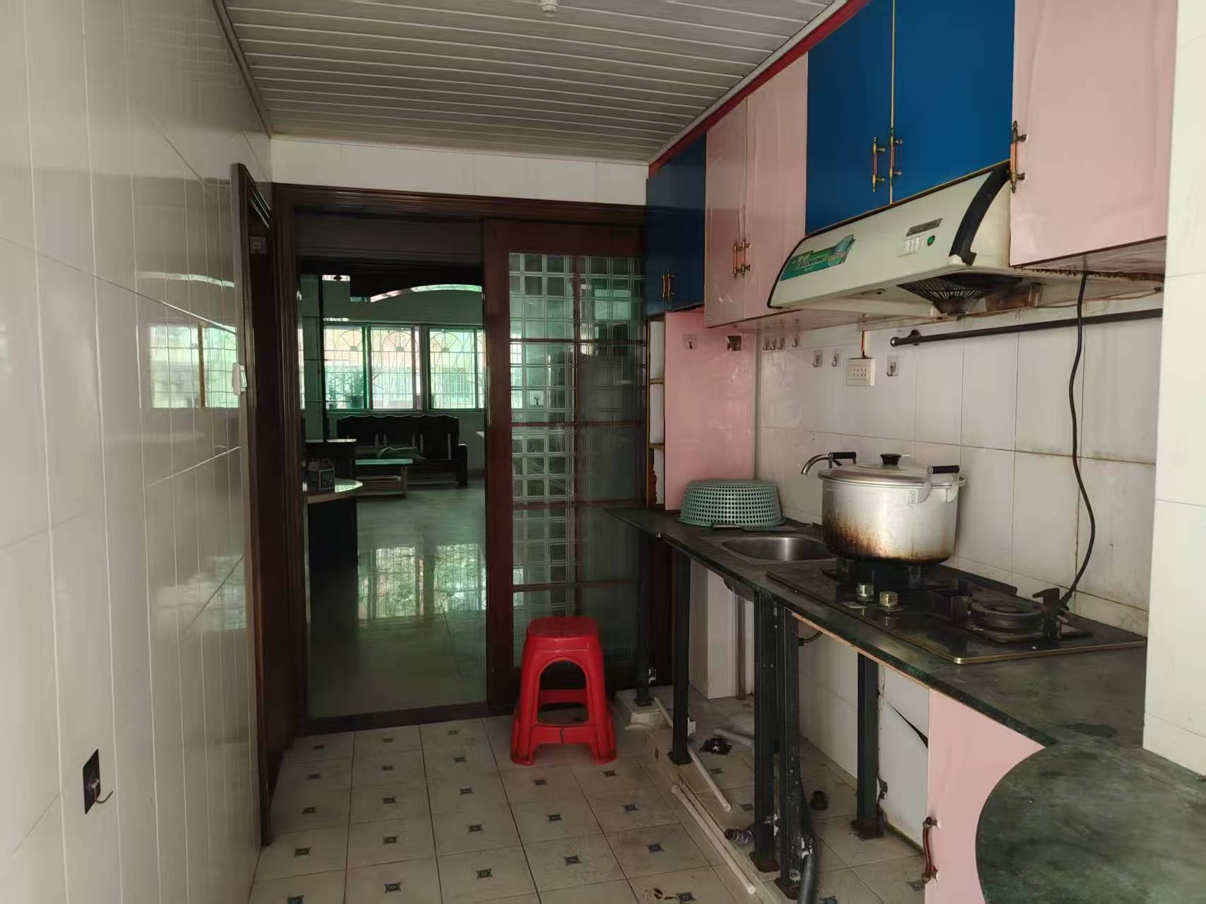 琼苑广场  3室2厅1卫    2000.0元/月 琼苑广场  3室2厅1卫    2000.0元/月室内图