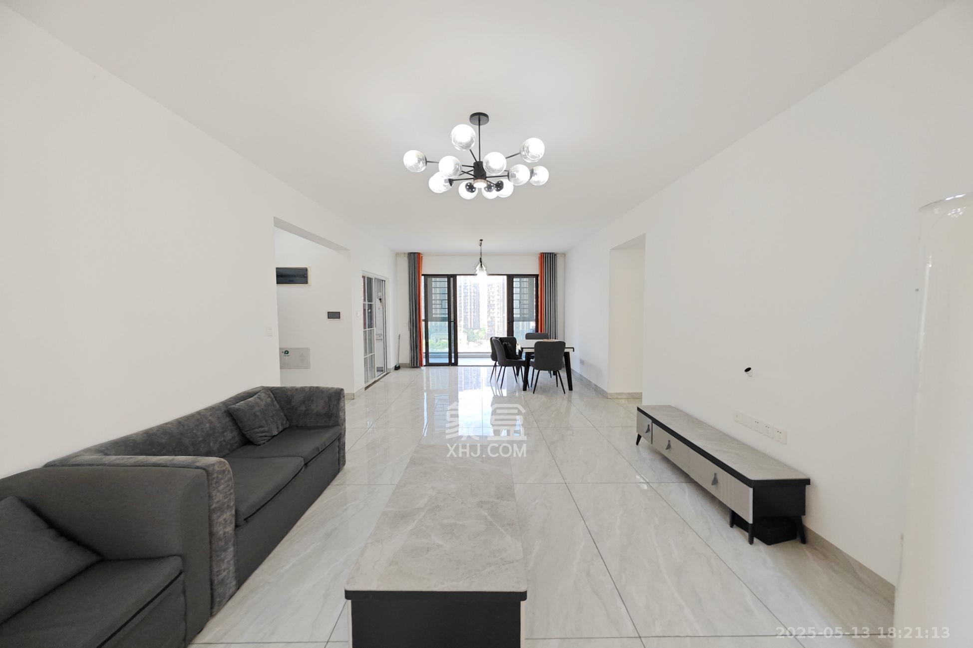 保利大都汇一期、二期  4室2厅2卫    165.0万 保利大都汇一期、二期  4室2厅2卫    165.0万客厅