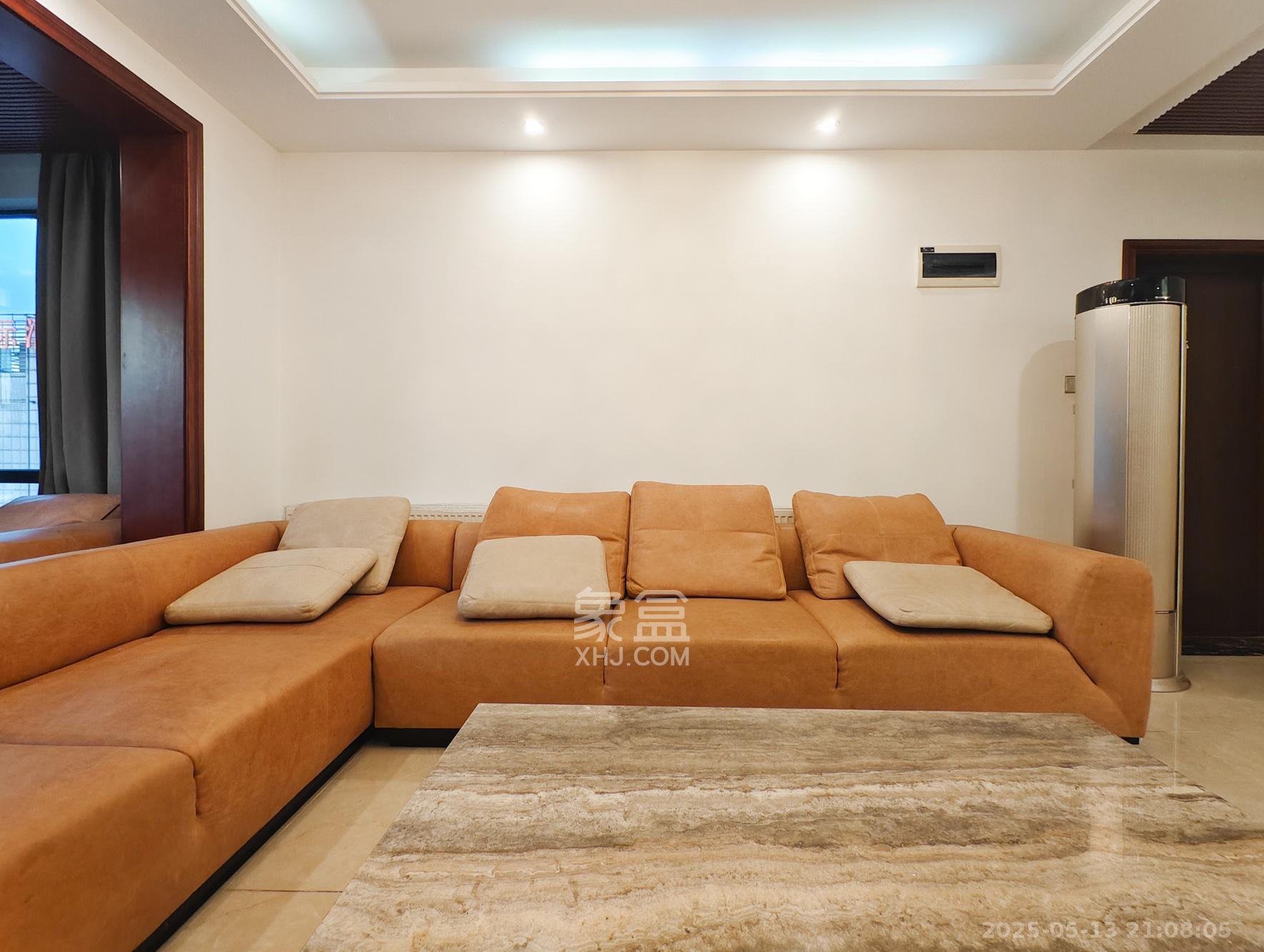 潇湘名城(新里程潇湘名城) 5室2厅2卫 162.0万 潇湘名城(新里程潇湘名城) 5室2厅2卫 162.0万客厅