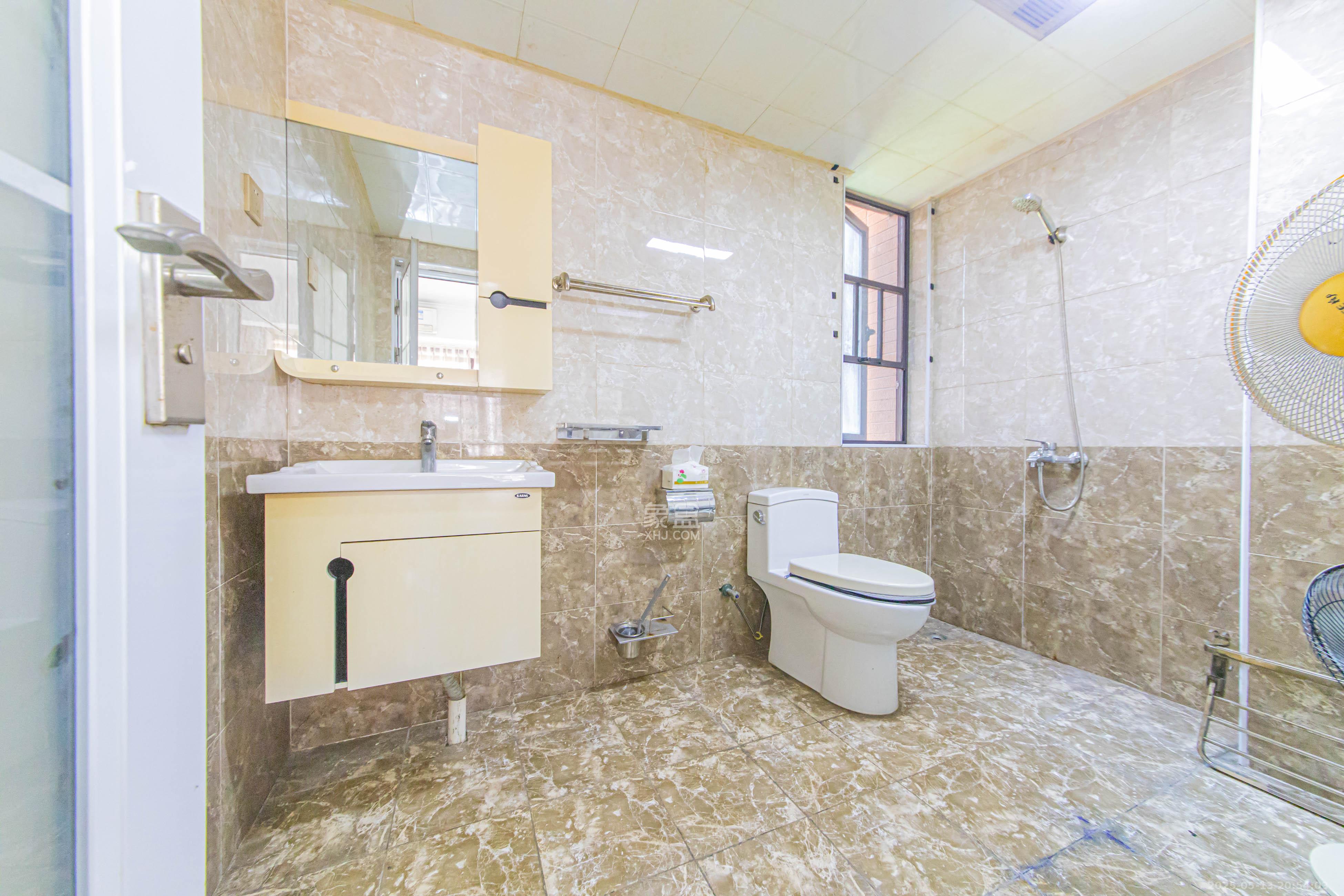 鑫远和城(一、二期) 4室2厅2卫 111.8万 鑫远和城(一、二期) 4室2厅2卫 111.8万卫生间