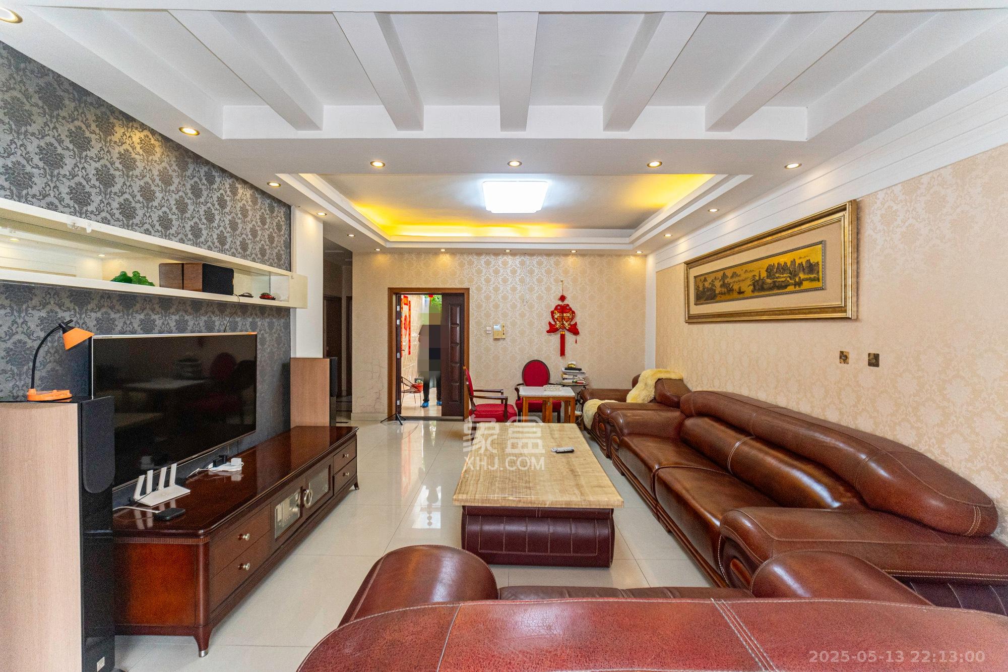 幸福里(幸福里一期) 5室2厅3卫 180.0万 幸福里(幸福里一期) 5室2厅3卫 180.0万客厅