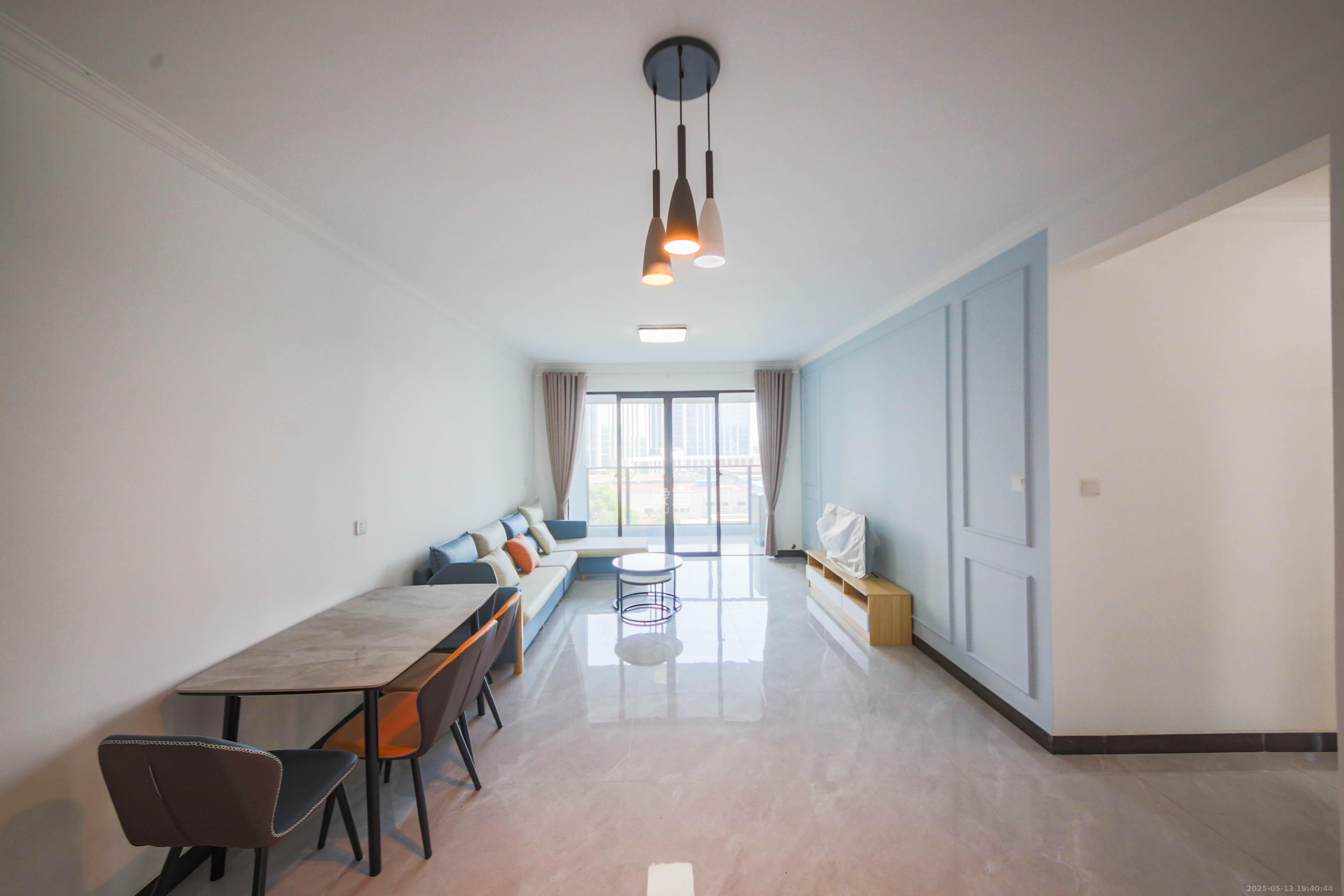 天城国际广场 3室2厅2卫 168.0万 天城国际广场 3室2厅2卫 168.0万客厅