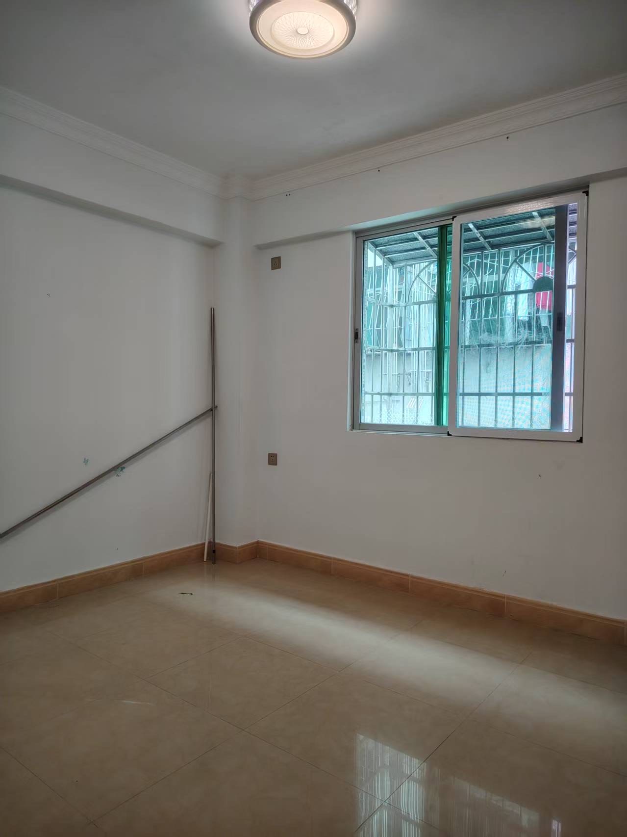 南岛厂宿舍  2室2厅2卫    68.8万 南岛厂宿舍  2室2厅2卫    68.8万客厅