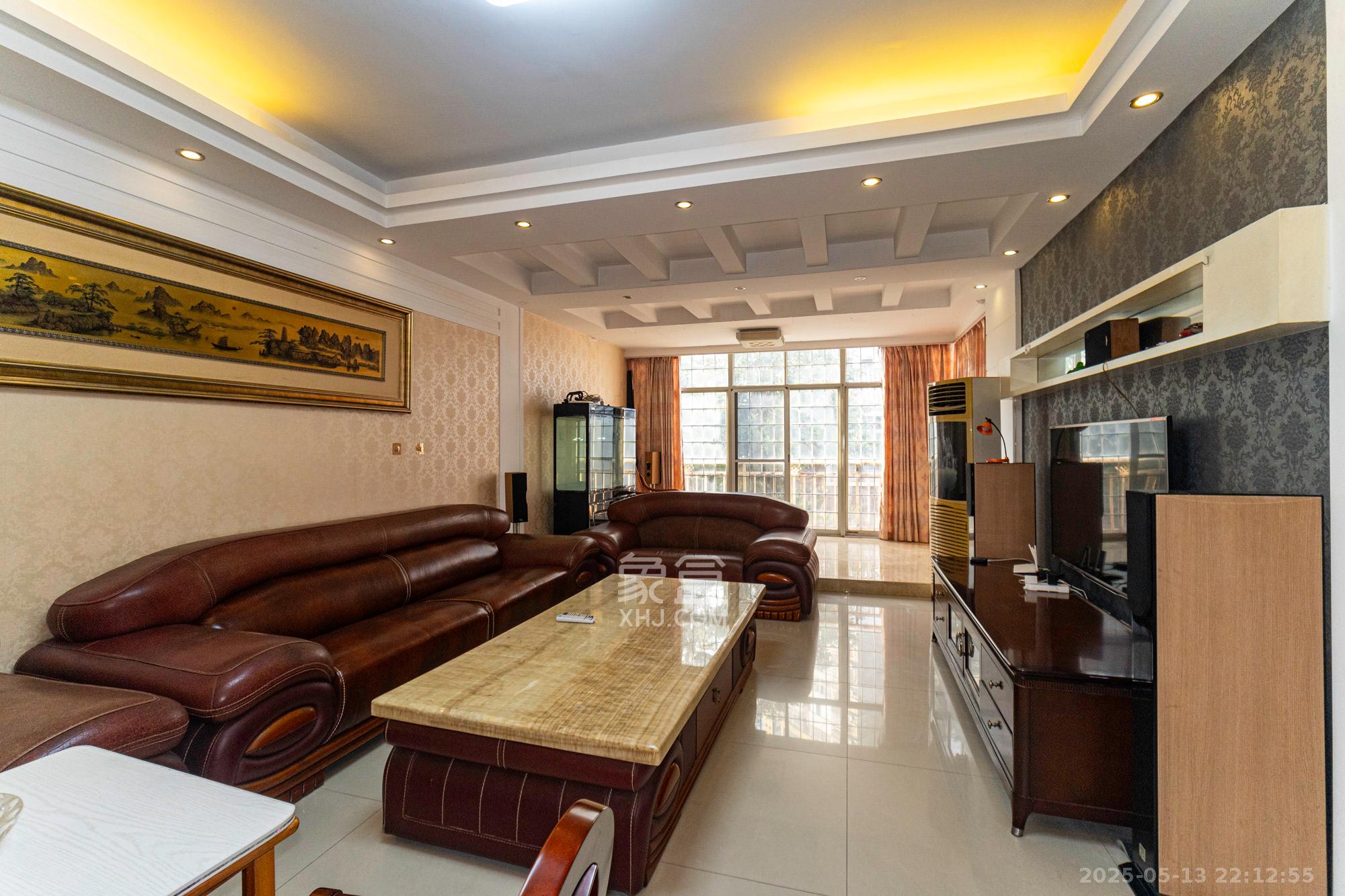 幸福里(幸福里一期) 5室2厅3卫 180.0万 幸福里(幸福里一期) 5室2厅3卫 180.0万客厅