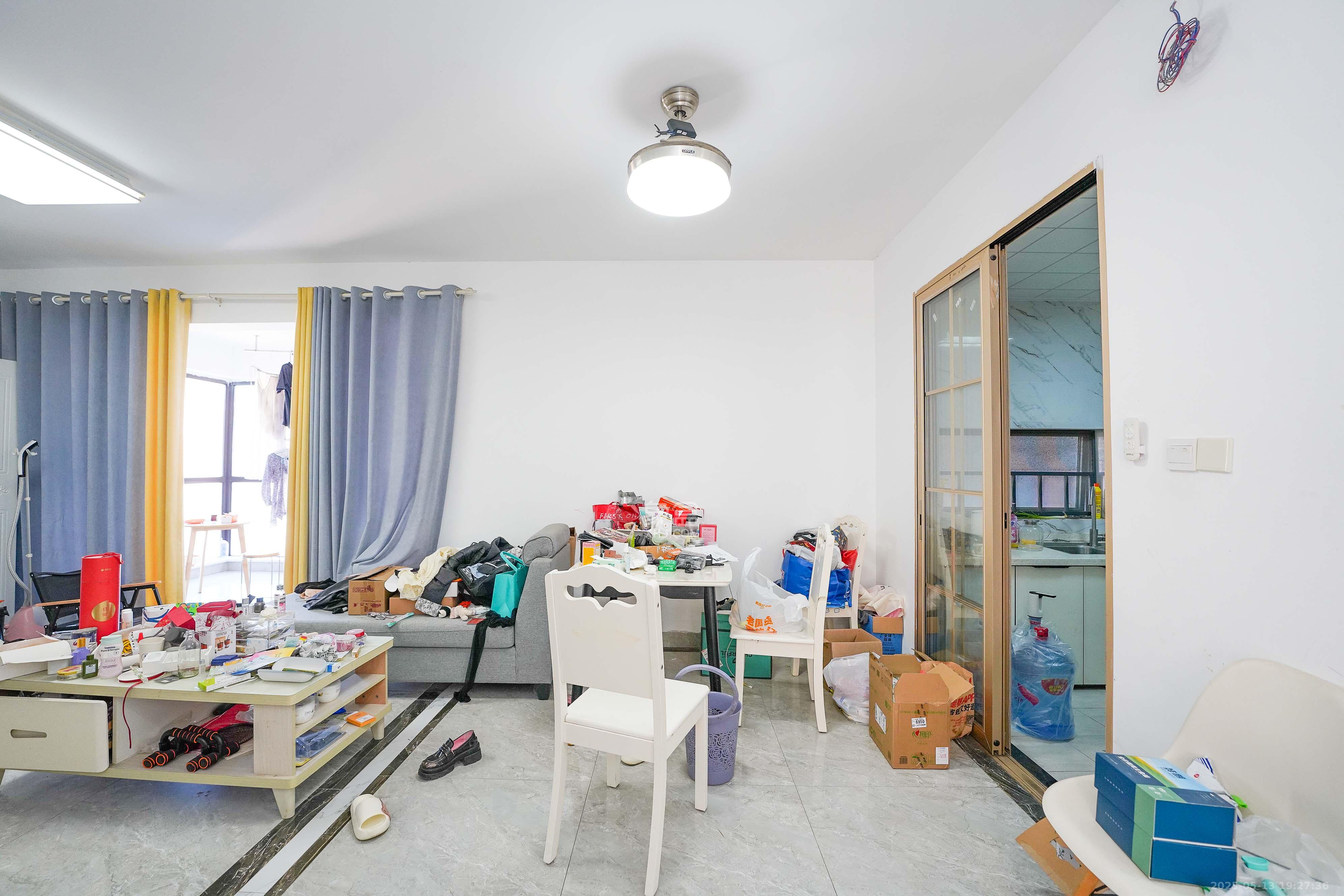 汇金城/嘉华城(二期、三期) 4室2厅2卫 166.0万 汇金城/嘉华城(二期、三期) 4室2厅2卫 166.0万客厅