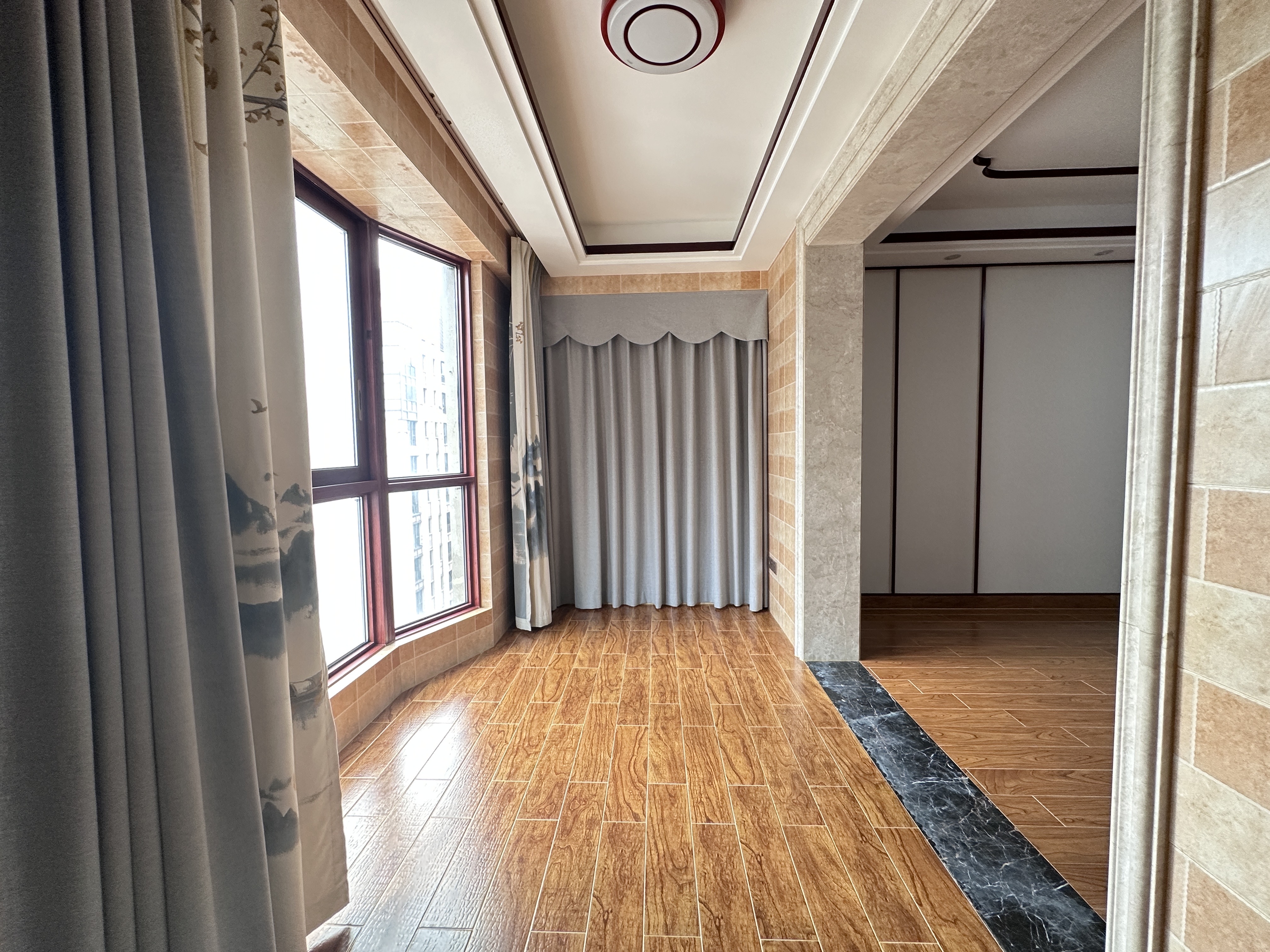 海航豪庭北苑  5室2厅4卫    580.0万 海航豪庭北苑  5室2厅4卫    580.0万客厅