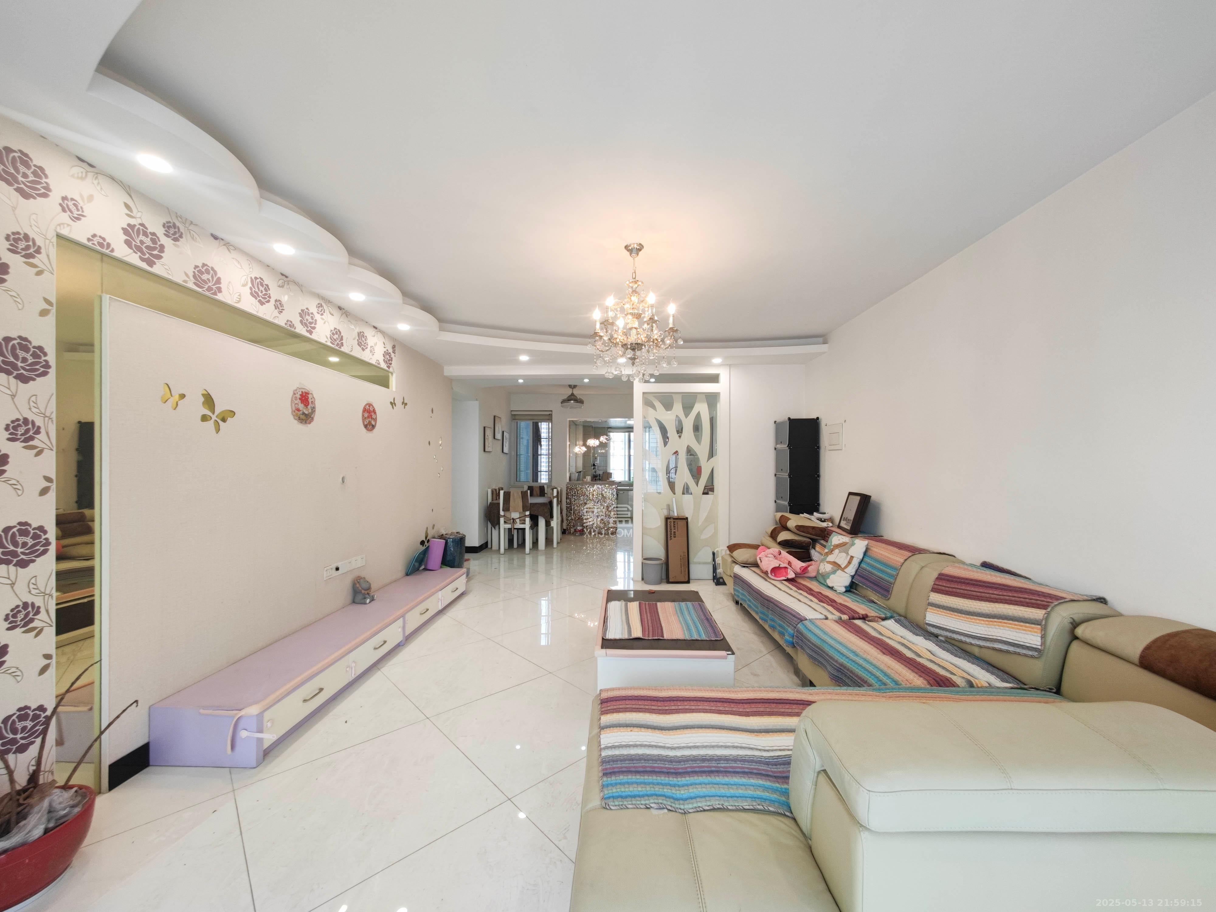 泰禹家园(彩云之翼家园一期、二期、三期) 4室2厅2卫 105.0万 泰禹家园(彩云之翼家园一期、二期、三期) 4室2厅2卫 105.0万客厅