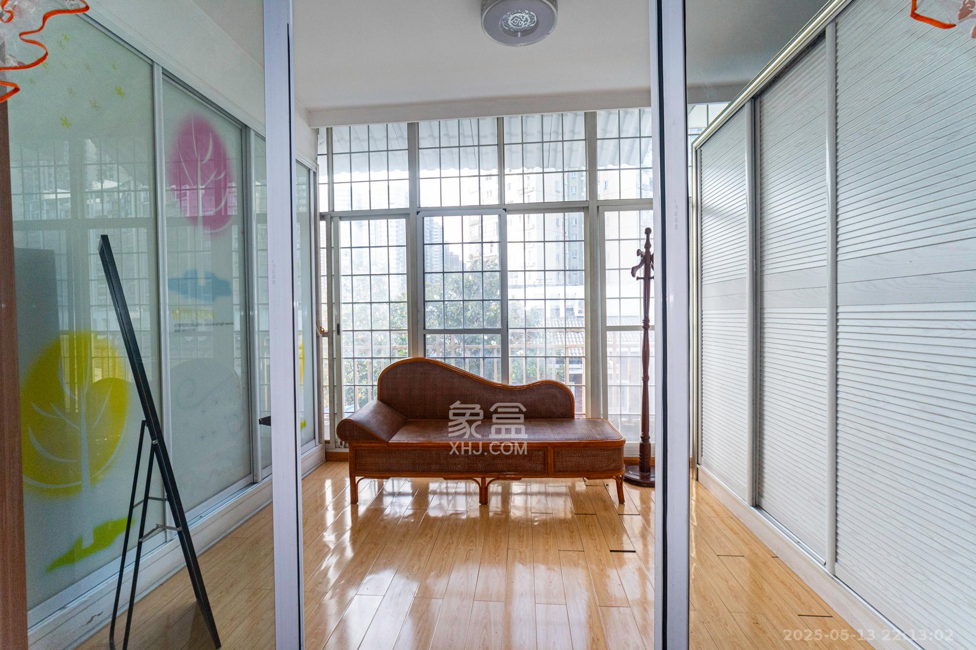 幸福里(幸福里一期) 5室2厅3卫 180.0万 幸福里(幸福里一期) 5室2厅3卫 180.0万阳台