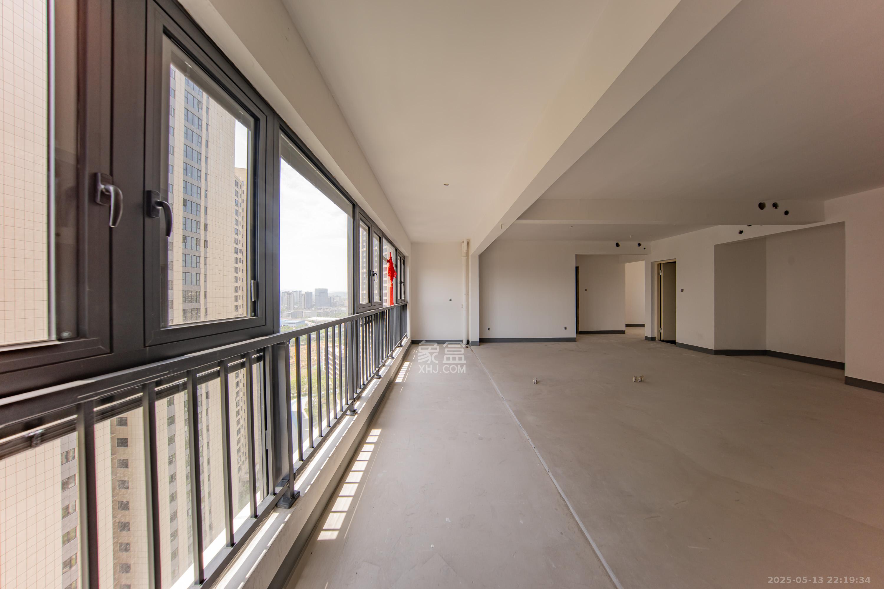 建投象山国际  4室2厅3卫   184.00万阳台