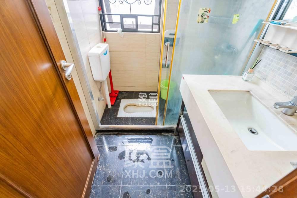 藏珑湖上国际花园  3室2厅2卫    2500.0元/月 藏珑湖上国际花园  3室2厅2卫    2500.0元/月室内图