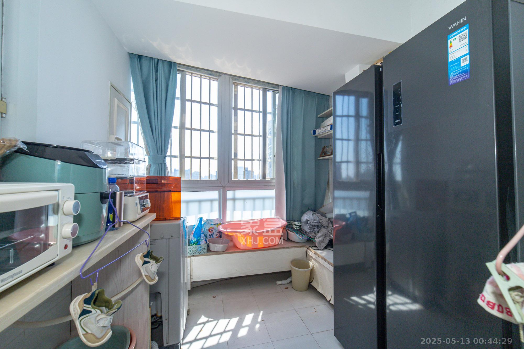 未来现代城 3室2厅2卫 50.0万 未来现代城 3室2厅2卫 50.0万阳台