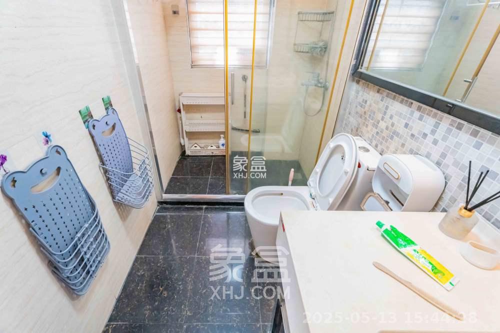 藏珑湖上国际花园  3室2厅2卫    2500.0元/月 藏珑湖上国际花园  3室2厅2卫    2500.0元/月室内图