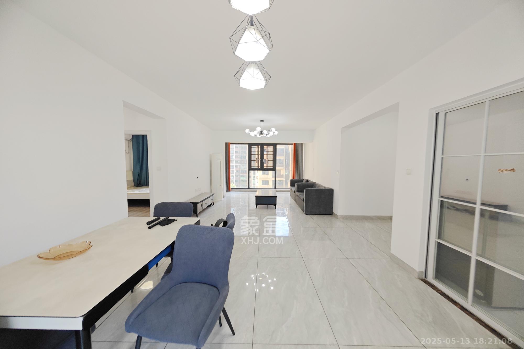 保利大都汇一期、二期  4室2厅2卫    165.0万 保利大都汇一期、二期  4室2厅2卫    165.0万客厅