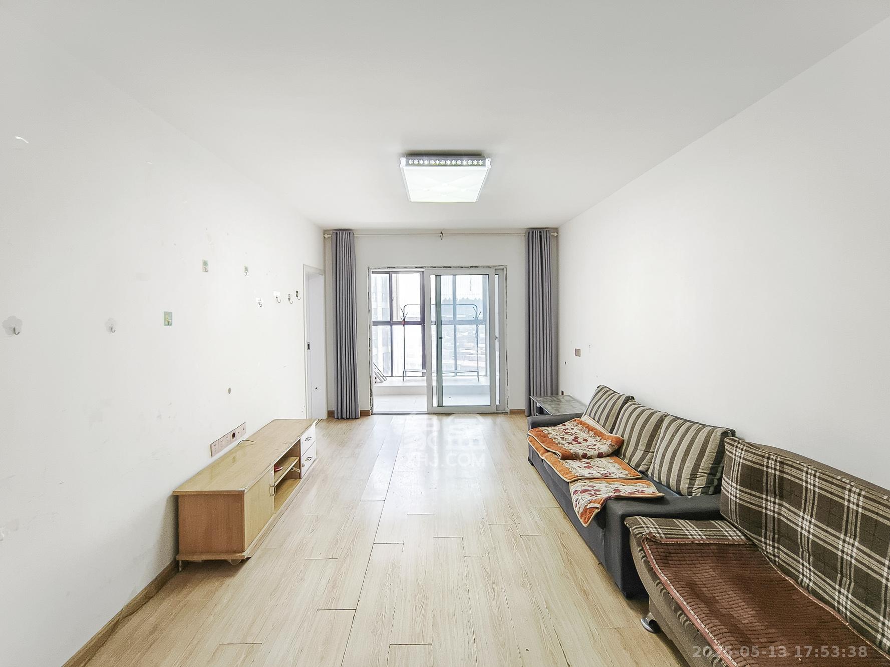 保利香槟国际 3室2厅1卫 62.0万 保利香槟国际 3室2厅1卫 62.0万客厅