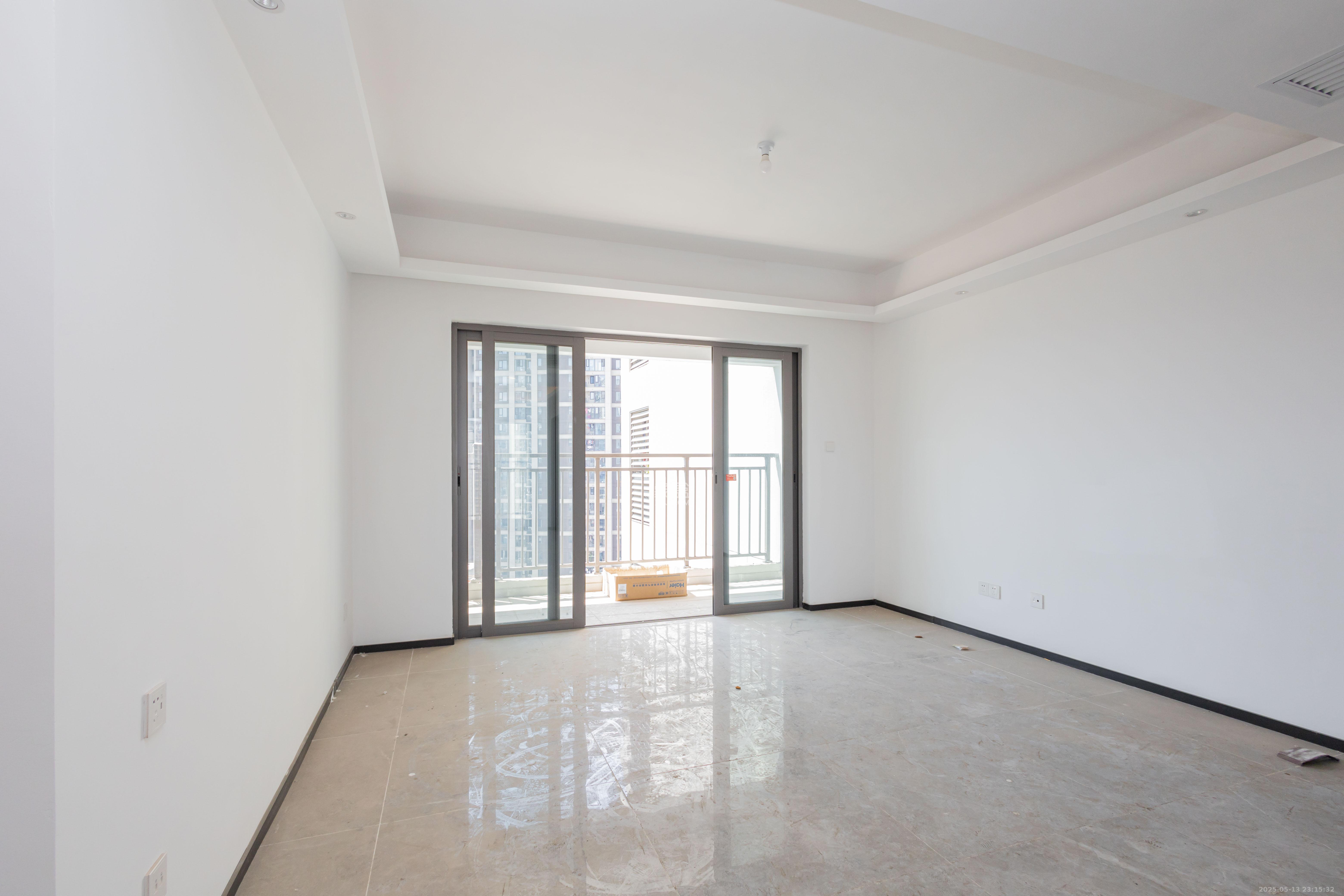 佳兆业滨江四季 4室2厅2卫 150.0万 佳兆业滨江四季 4室2厅2卫 150.0万客厅