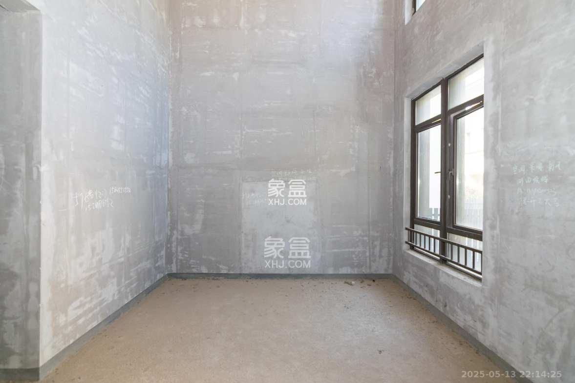 华润桃源里 5室3厅3卫 160.0万 华润桃源里 5室3厅3卫 160.0万客厅