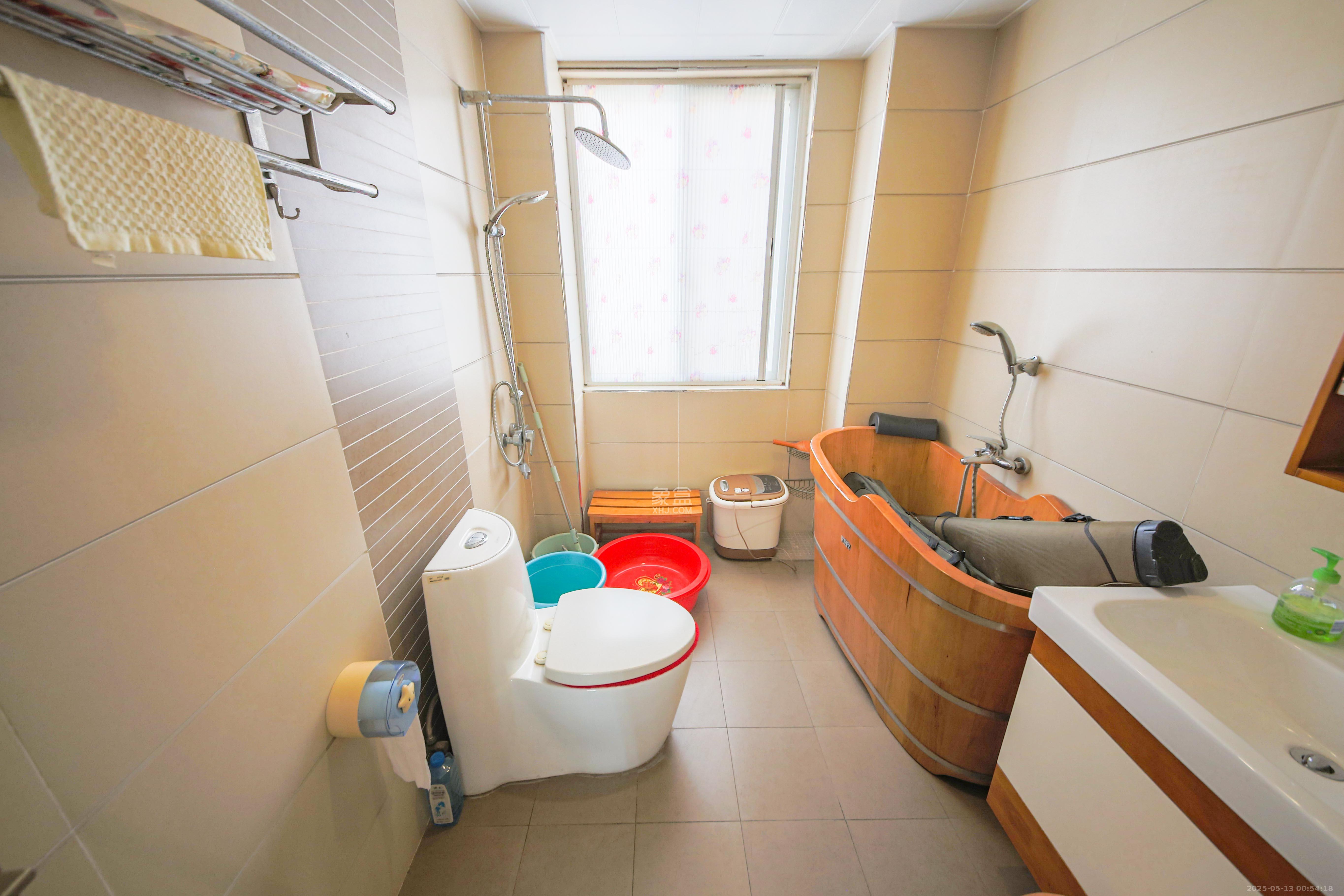 海利科院佳园 6室2厅2卫 180.0万 海利科院佳园 6室2厅2卫 180.0万卫生间