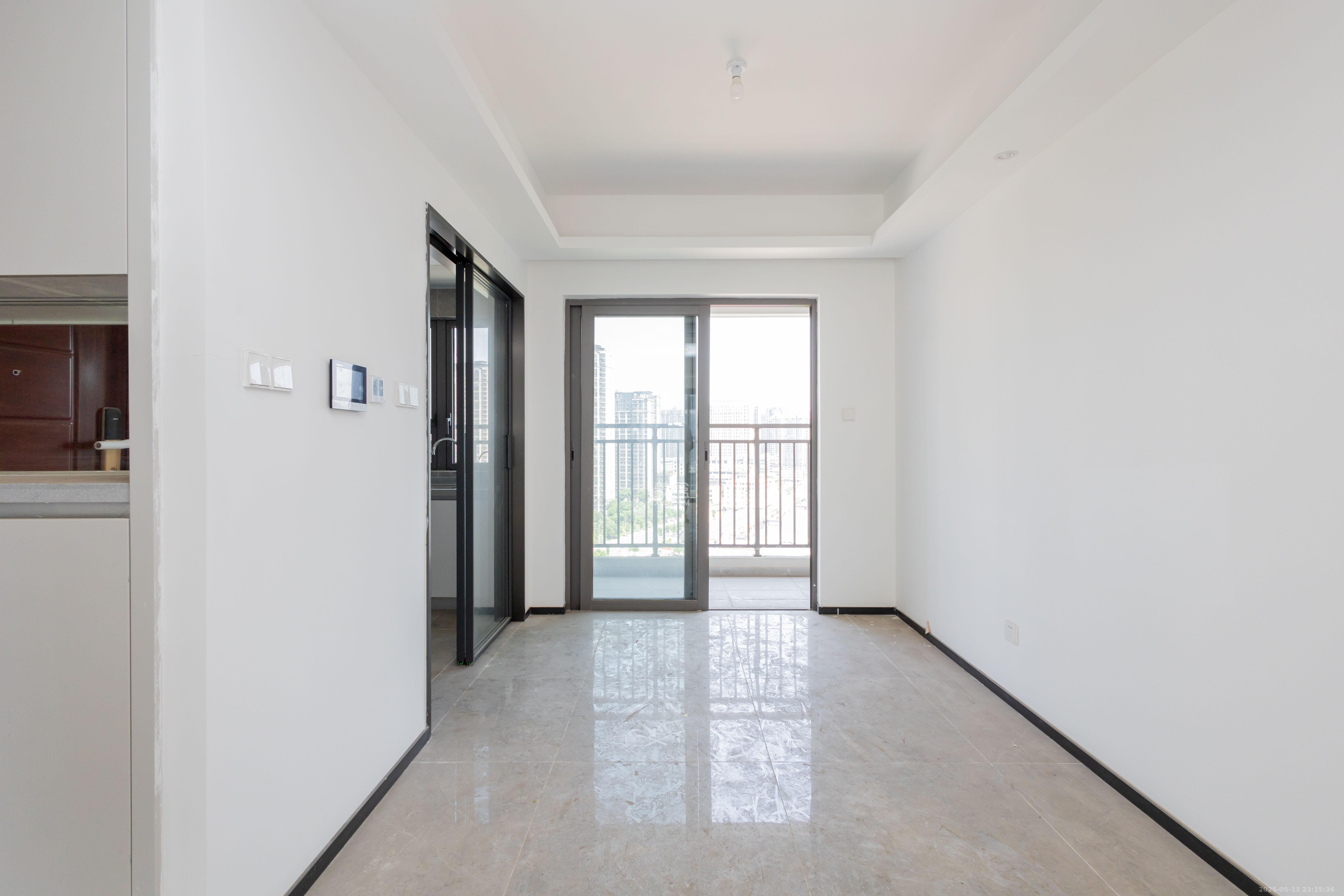 佳兆业滨江四季  4室2厅2卫    150.0万客厅