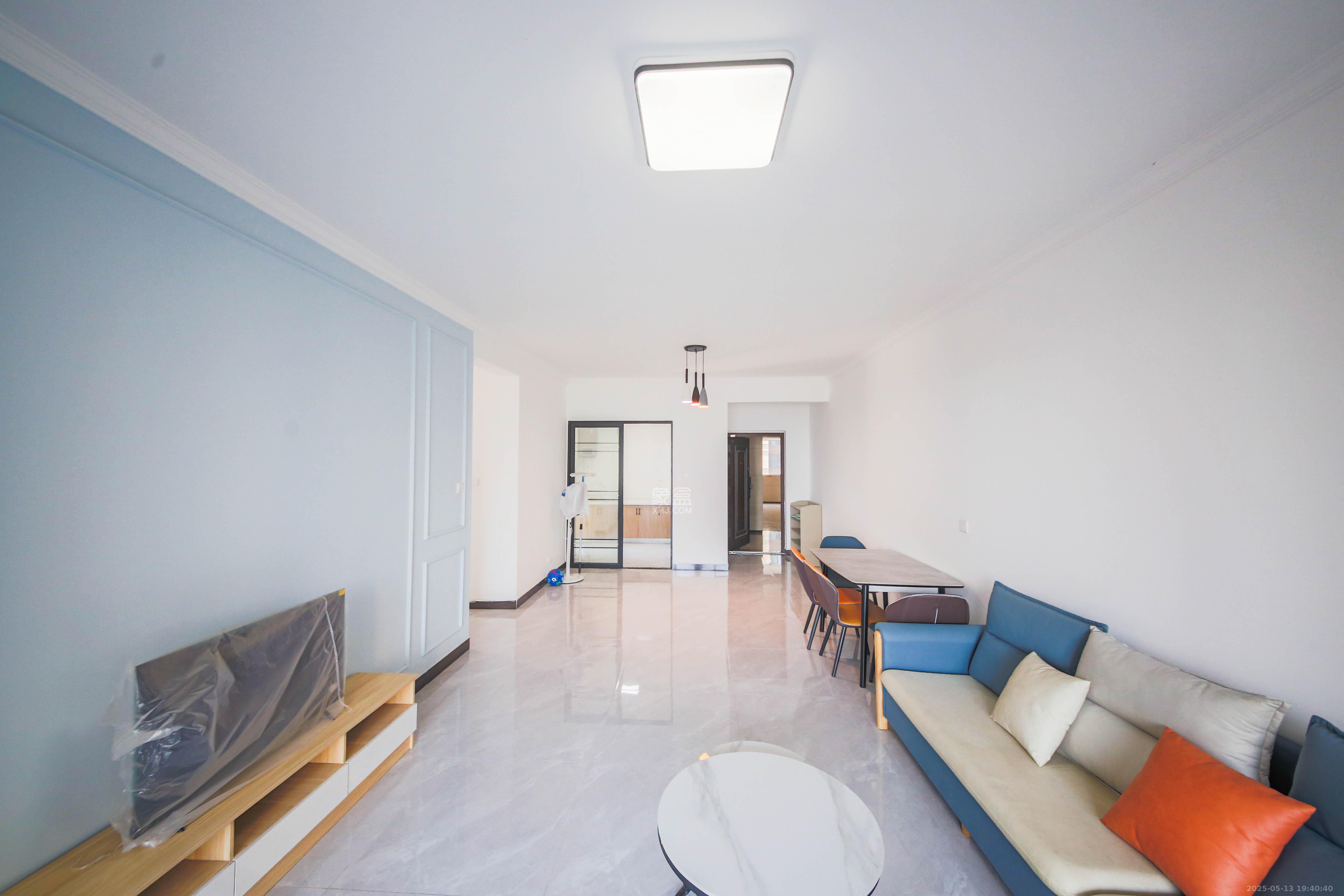 天城国际广场 3室2厅2卫 168.0万 天城国际广场 3室2厅2卫 168.0万客厅