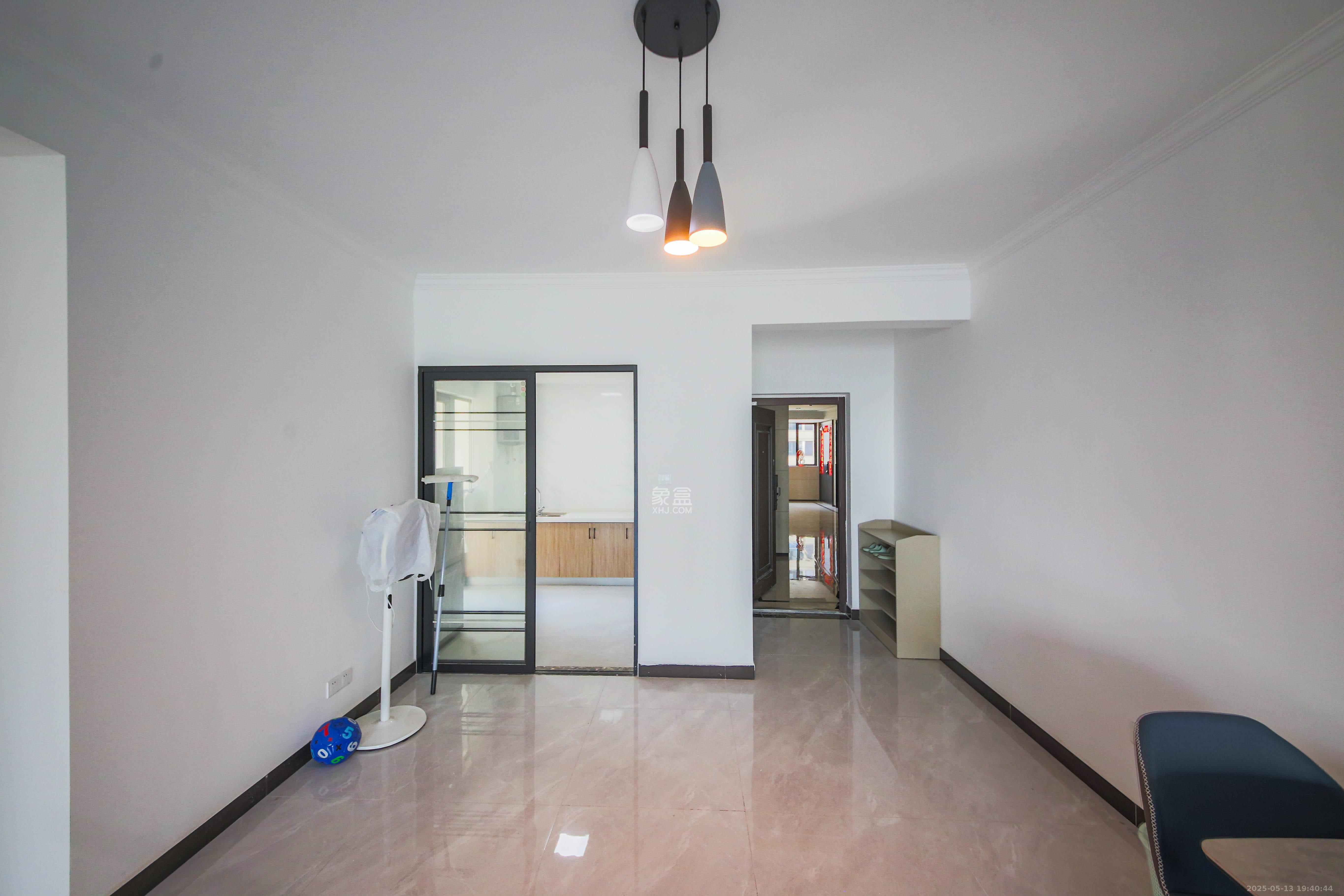 天城国际广场 3室2厅2卫 168.0万 天城国际广场 3室2厅2卫 168.0万客厅