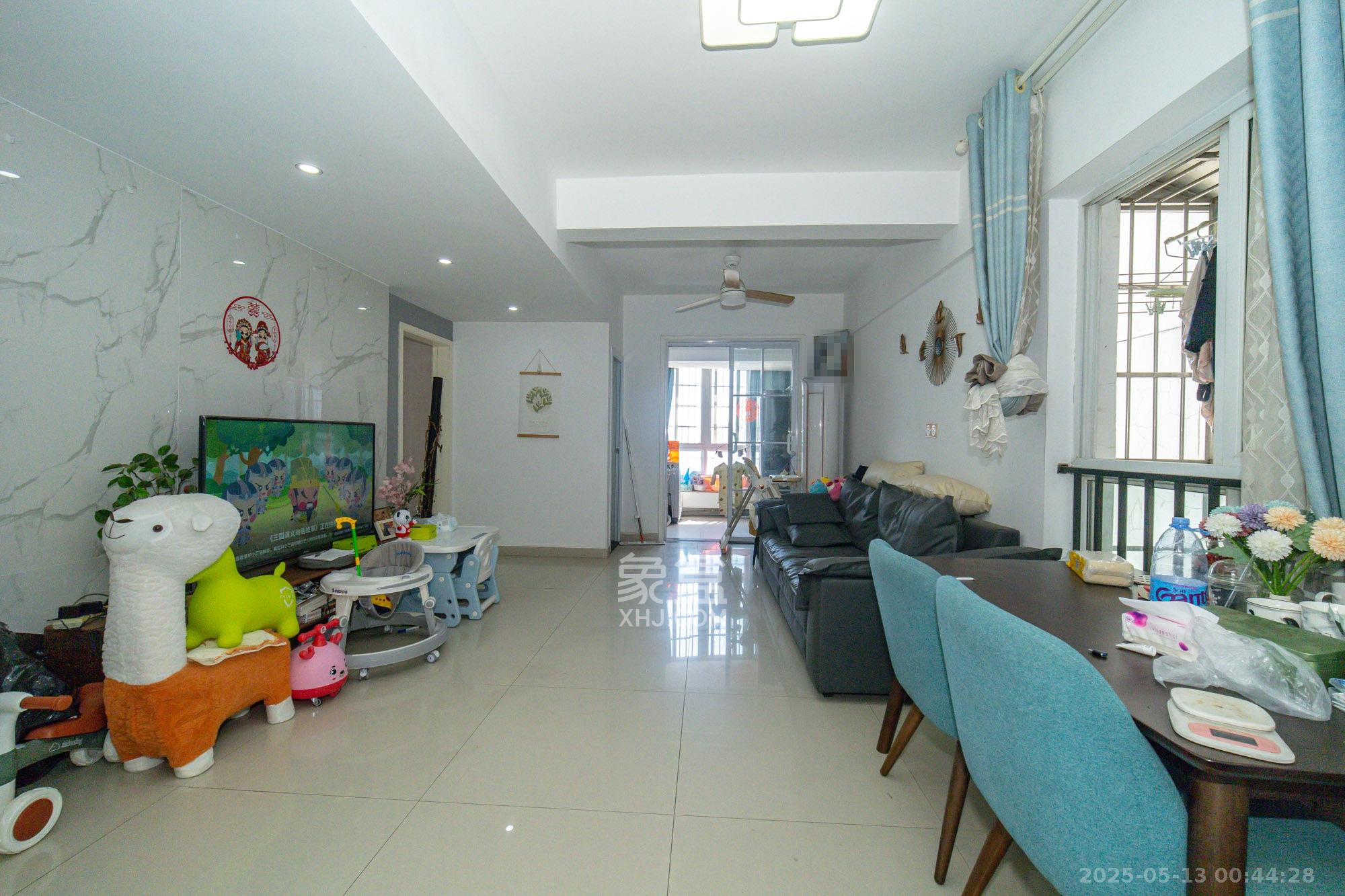 未来现代城 3室2厅2卫 50.0万 未来现代城 3室2厅2卫 50.0万客厅