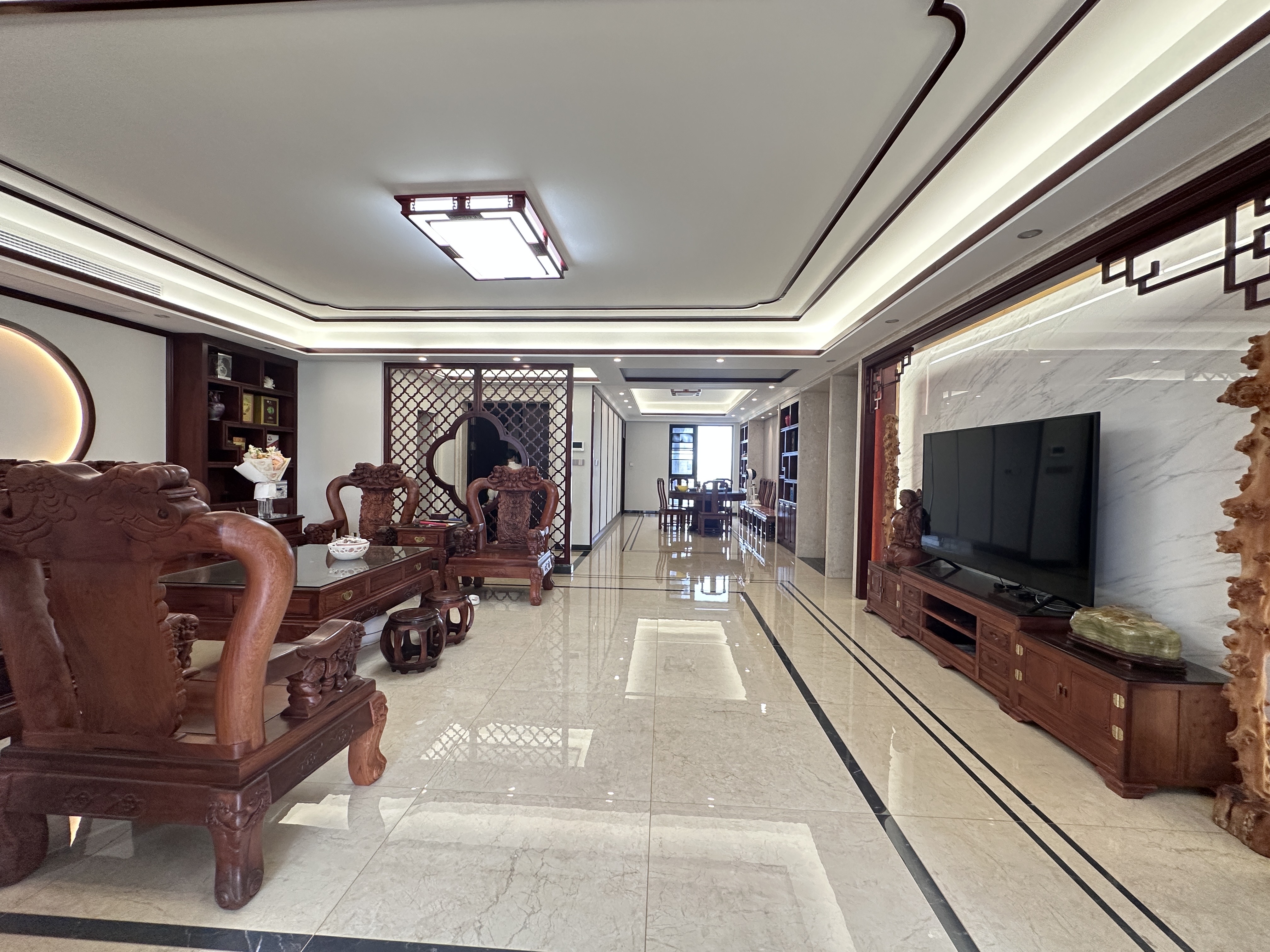 海航豪庭北苑  5室2厅4卫    580.0万 海航豪庭北苑  5室2厅4卫    580.0万客厅