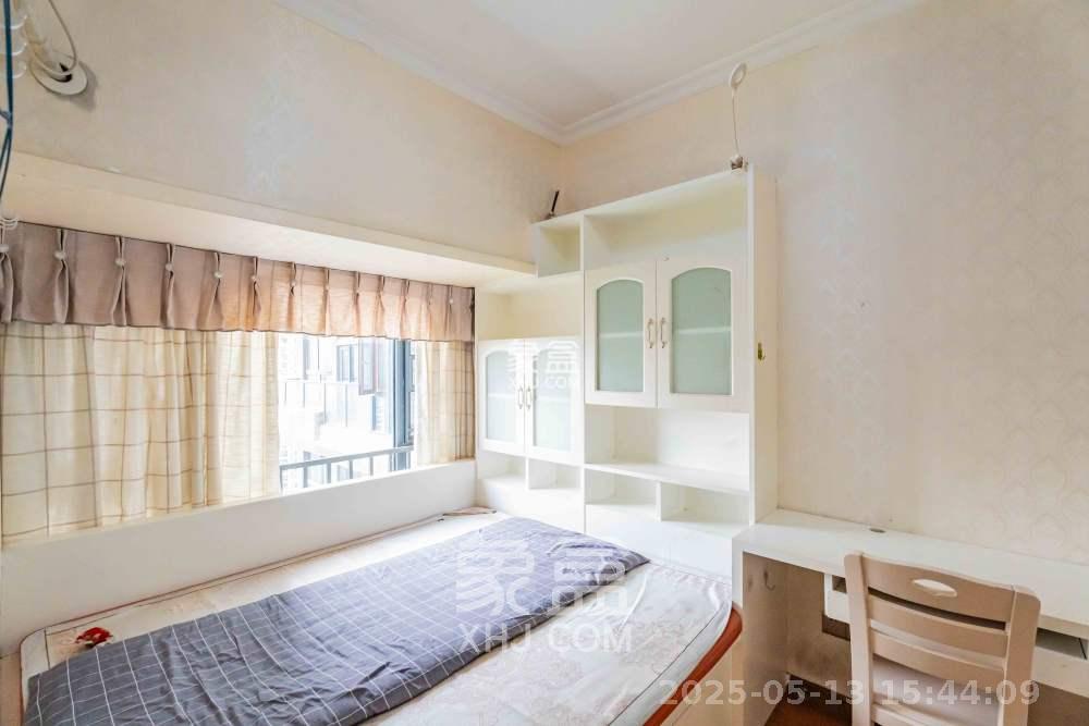 藏珑湖上国际花园  3室2厅2卫    2500.0元/月 藏珑湖上国际花园  3室2厅2卫    2500.0元/月室内图