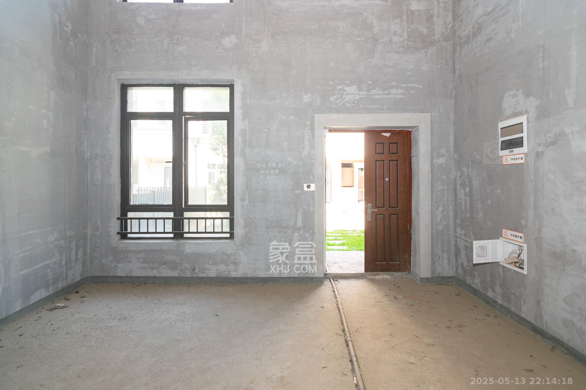 华润桃源里 5室3厅3卫 160.0万 华润桃源里 5室3厅3卫 160.0万客厅