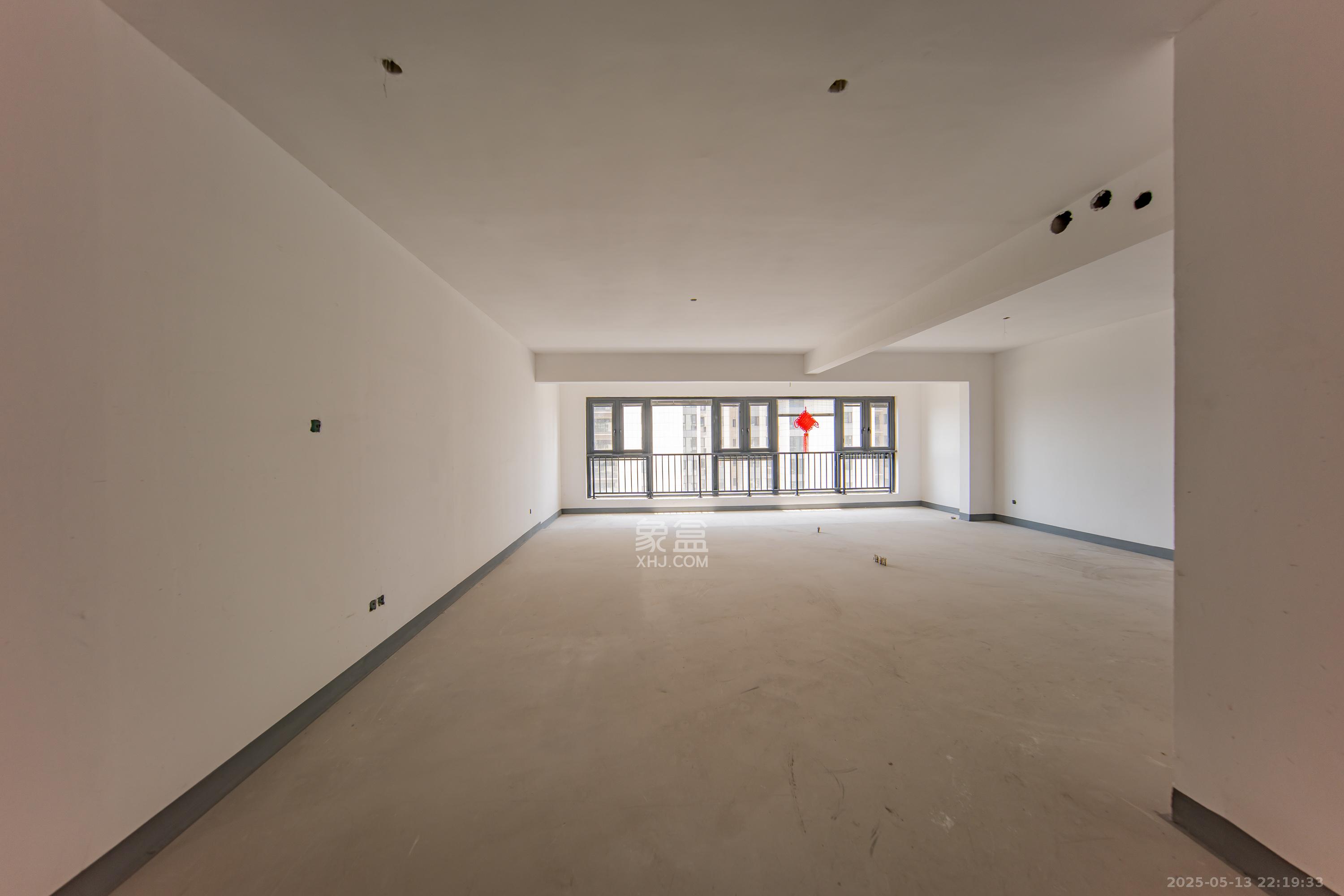 建投象山国际  4室2厅3卫   184.00万客厅