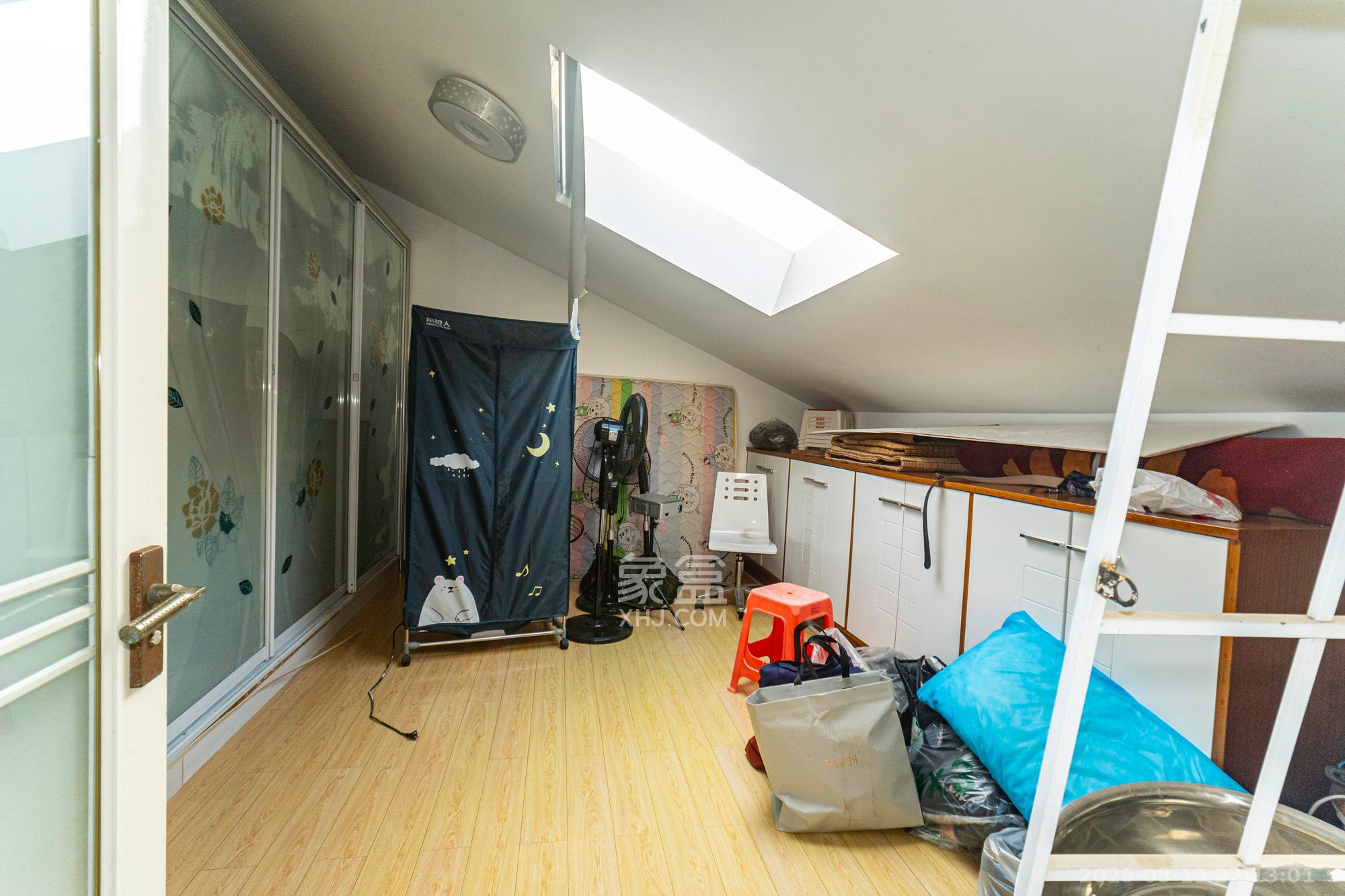 幸福里(幸福里一期) 5室2厅3卫 180.0万 幸福里(幸福里一期) 5室2厅3卫 180.0万卧室