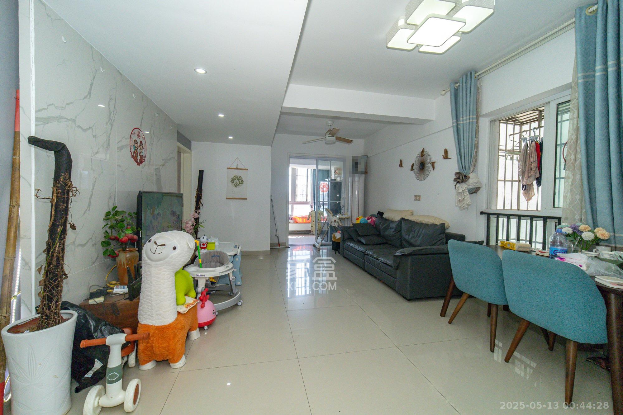 未来现代城 3室2厅2卫 50.0万 未来现代城 3室2厅2卫 50.0万客厅