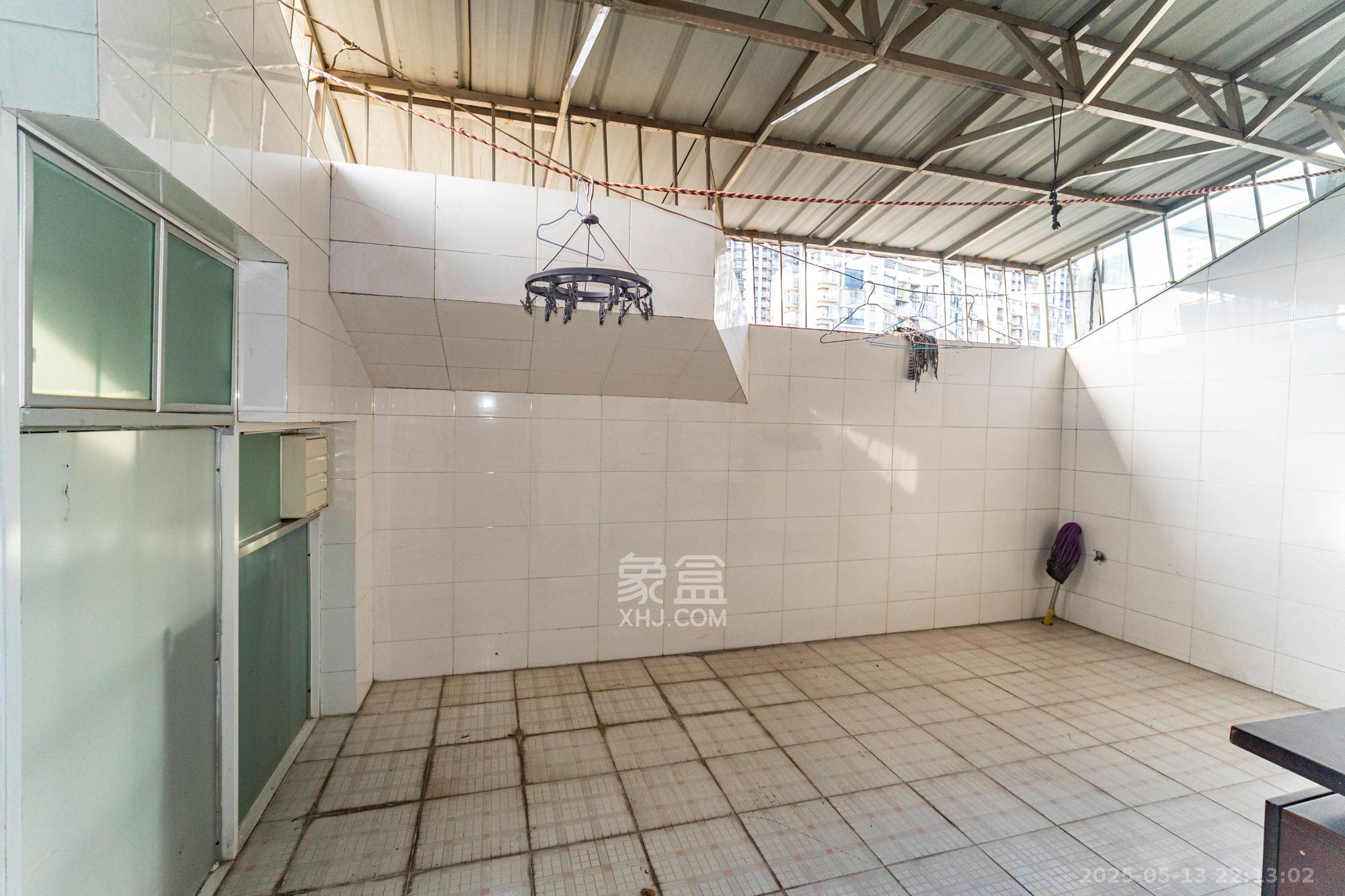 幸福里(幸福里一期) 5室2厅3卫 180.0万 幸福里(幸福里一期) 5室2厅3卫 180.0万阳台