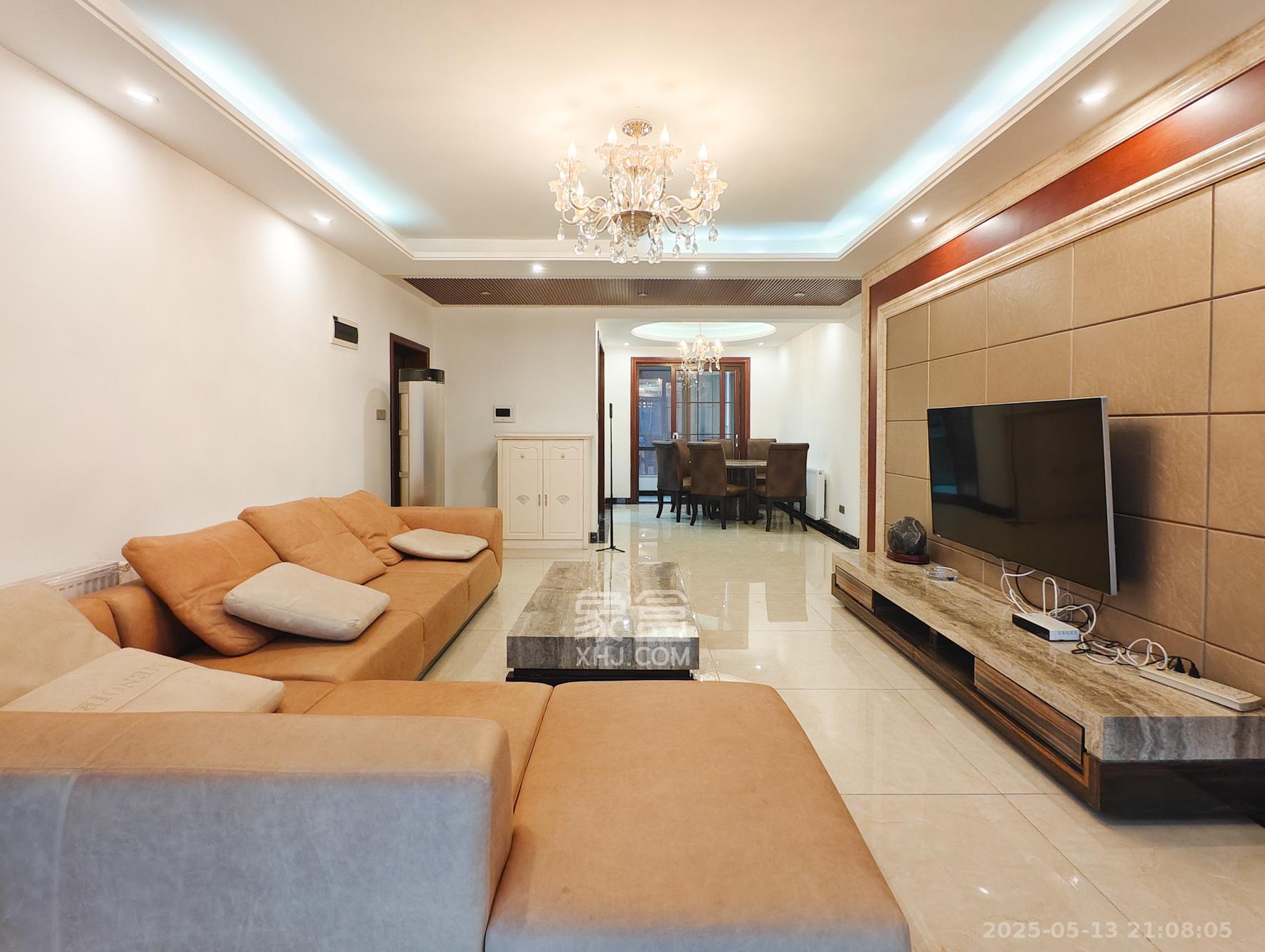 潇湘名城(新里程潇湘名城) 5室2厅2卫 162.0万 潇湘名城(新里程潇湘名城) 5室2厅2卫 162.0万客厅