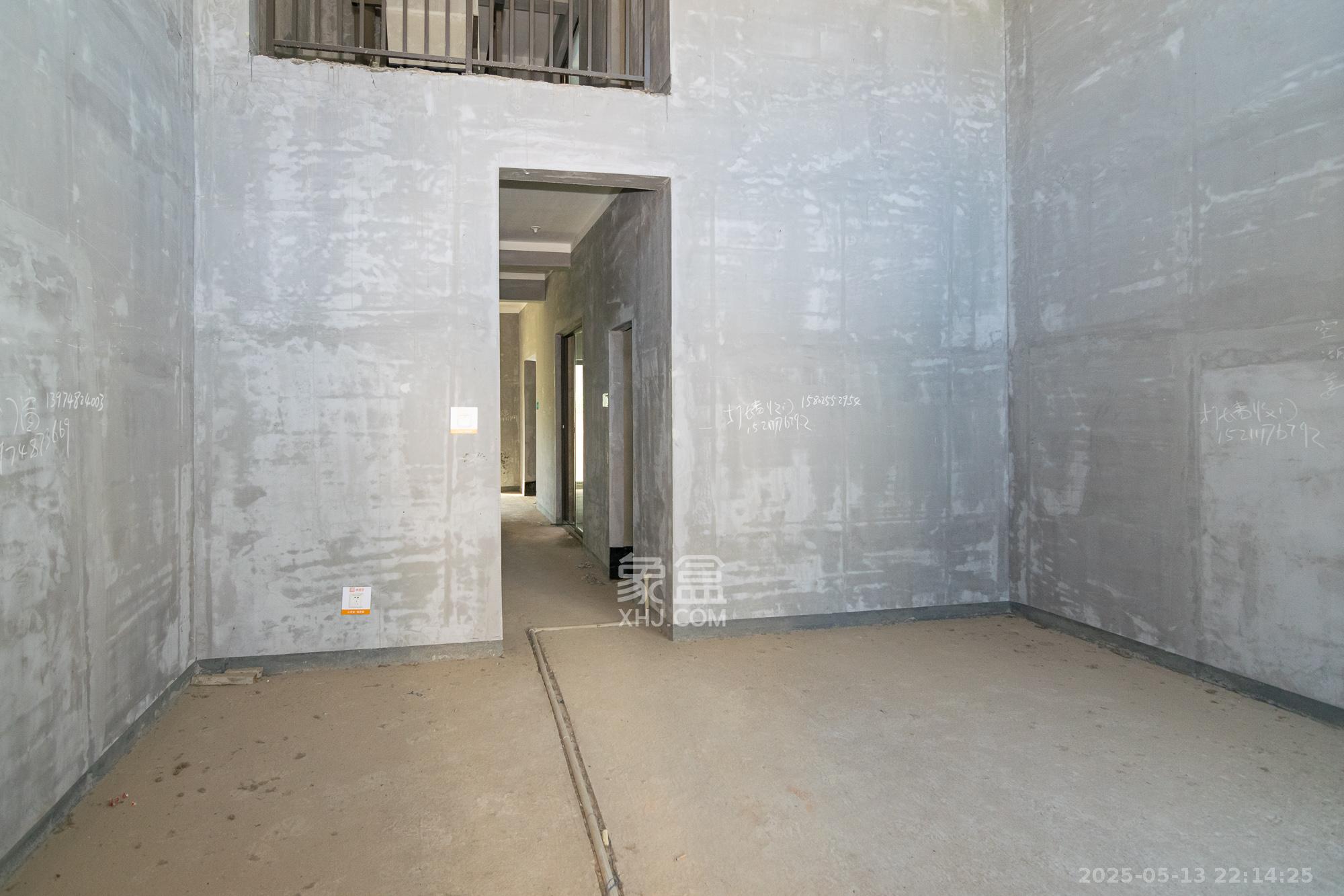 华润桃源里 5室3厅3卫 160.0万 华润桃源里 5室3厅3卫 160.0万客厅