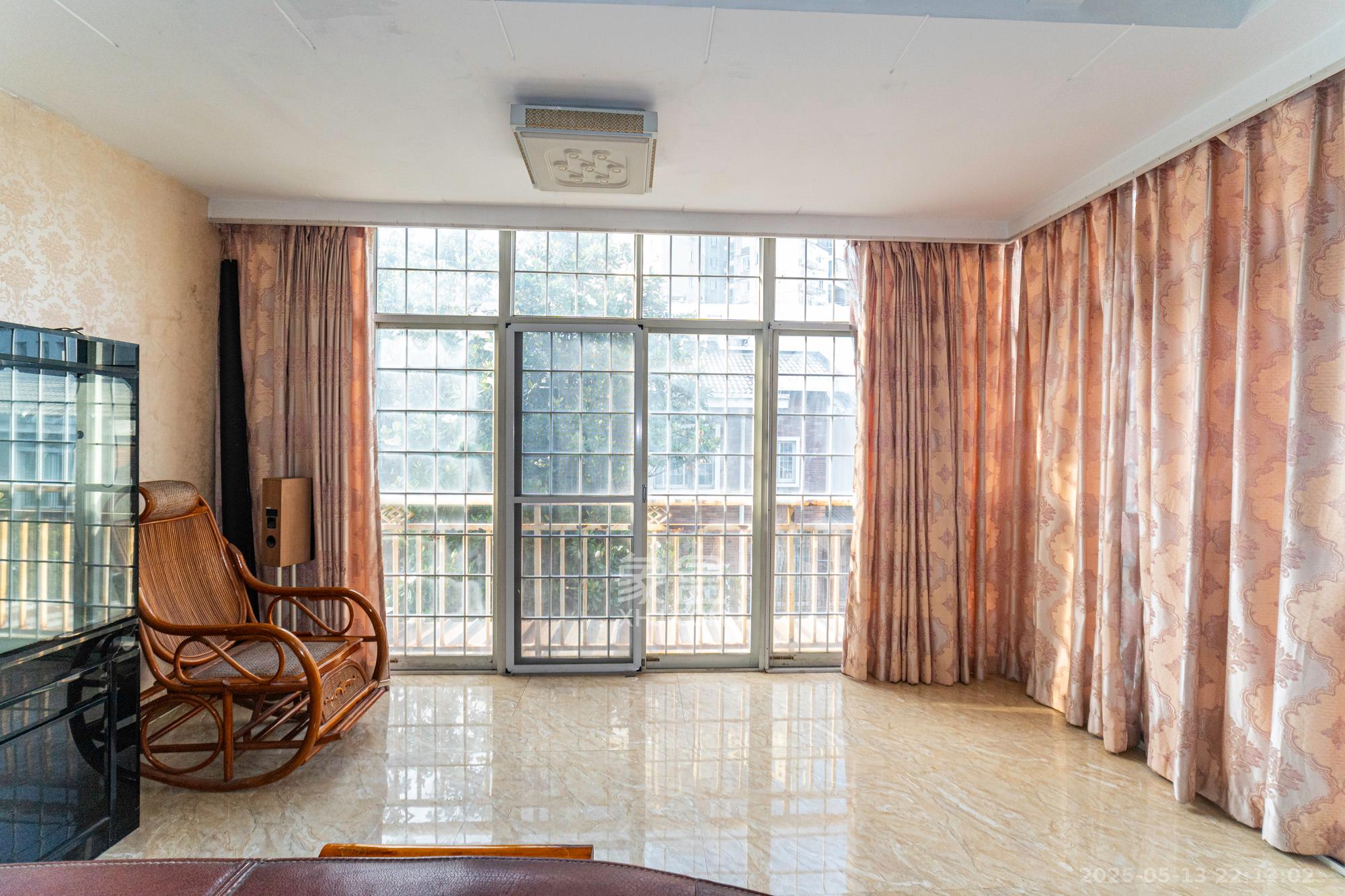 幸福里(幸福里一期) 5室2厅3卫 180.0万 幸福里(幸福里一期) 5室2厅3卫 180.0万阳台