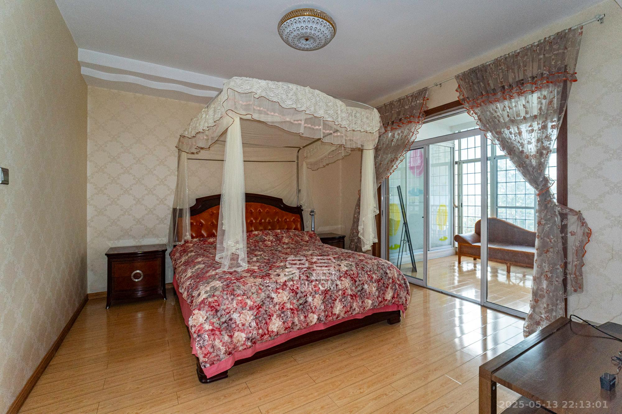 幸福里(幸福里一期) 5室2厅3卫 180.0万 幸福里(幸福里一期) 5室2厅3卫 180.0万卧室