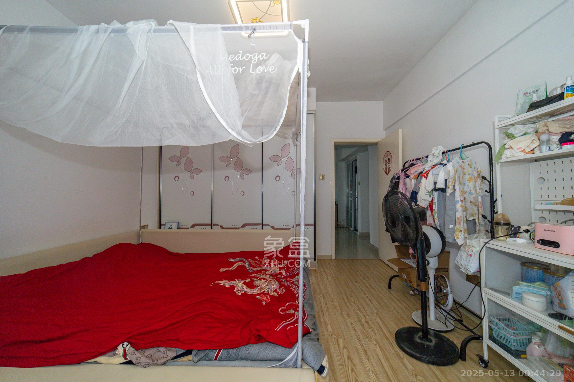 未来现代城 3室2厅2卫 50.0万 未来现代城 3室2厅2卫 50.0万卧室