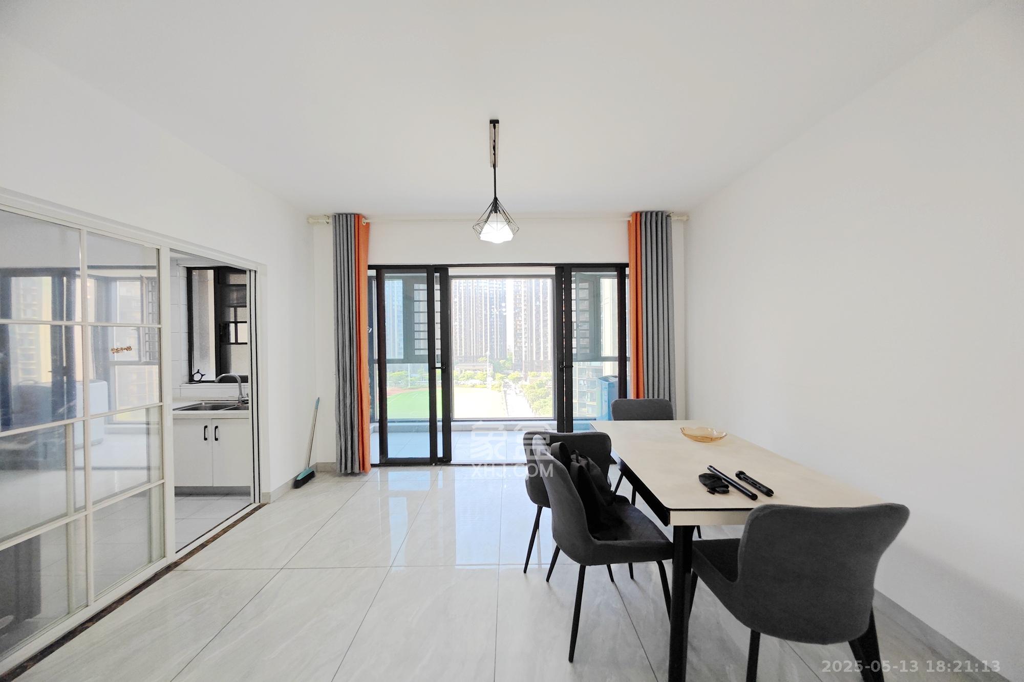 保利大都汇一期、二期  4室2厅2卫    165.0万 保利大都汇一期、二期  4室2厅2卫    165.0万客厅