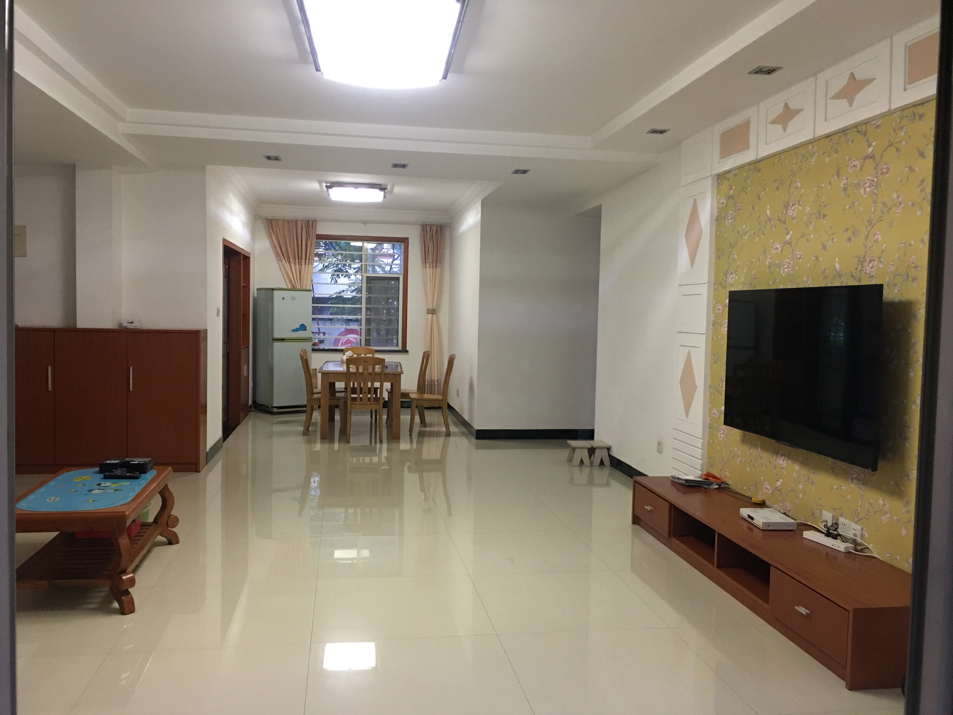 佳宁娜小区(梓山湖小区) 3室2厅2卫 2200.0元/月 佳宁娜小区(梓山湖小区) 3室2厅2卫 2200.0元/月室内图