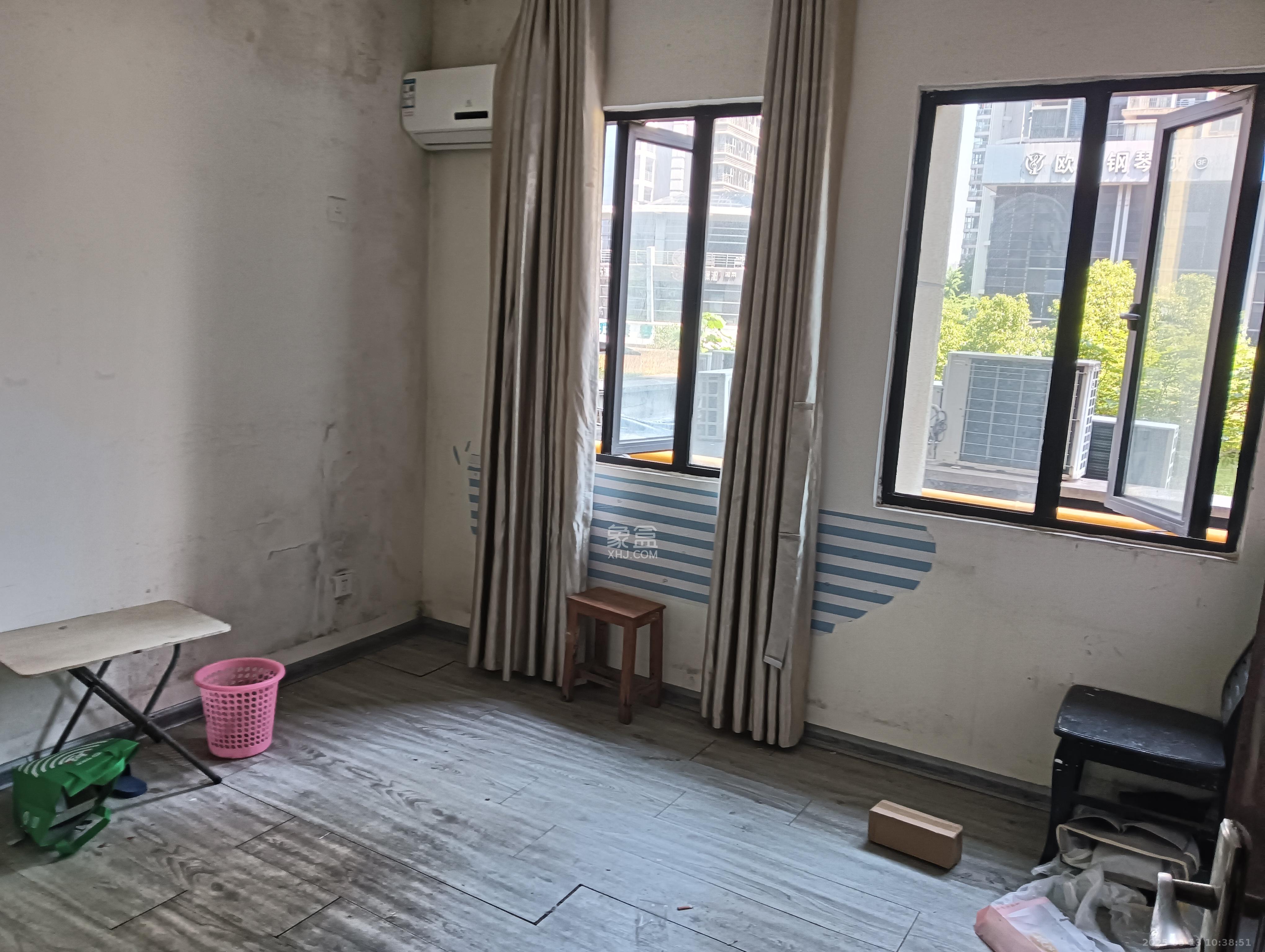 郡原广场  3室2厅2卫   2500.00元/月室内图
